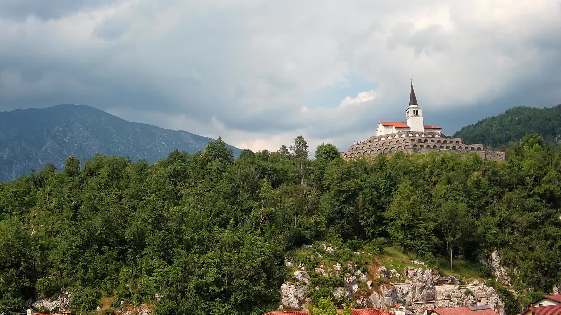 Web kamera Kobarida – Pogled na kosturnicu iz 1. svjetskog rata