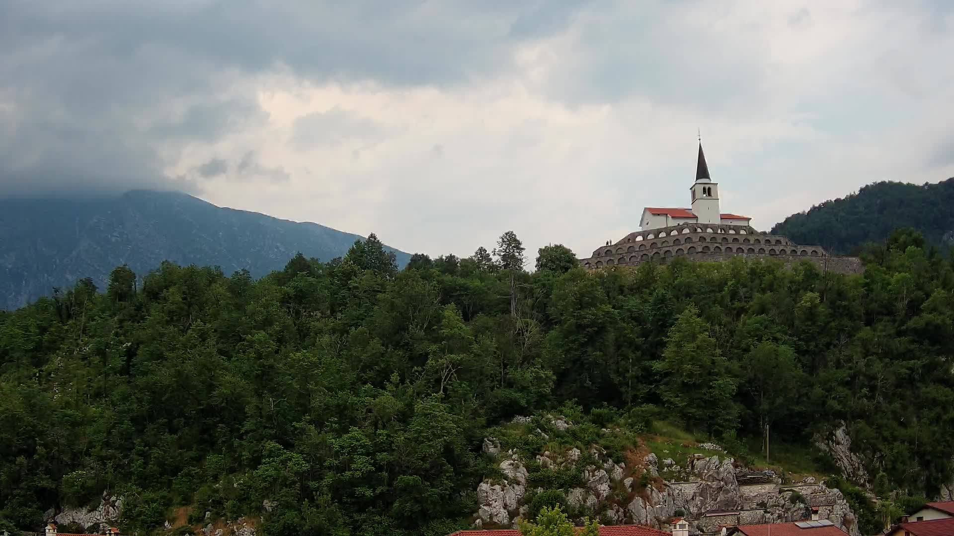 Kobarid Spletna kmera – Pogled na kostnico iz 1. svetovne vojne