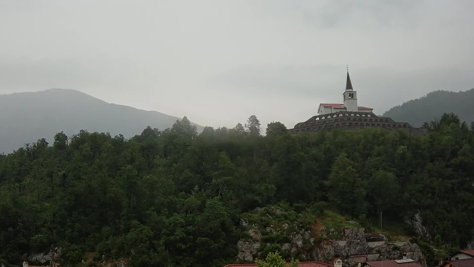 Kobarid Spletna kmera – Pogled na kostnico iz 1. svetovne vojne