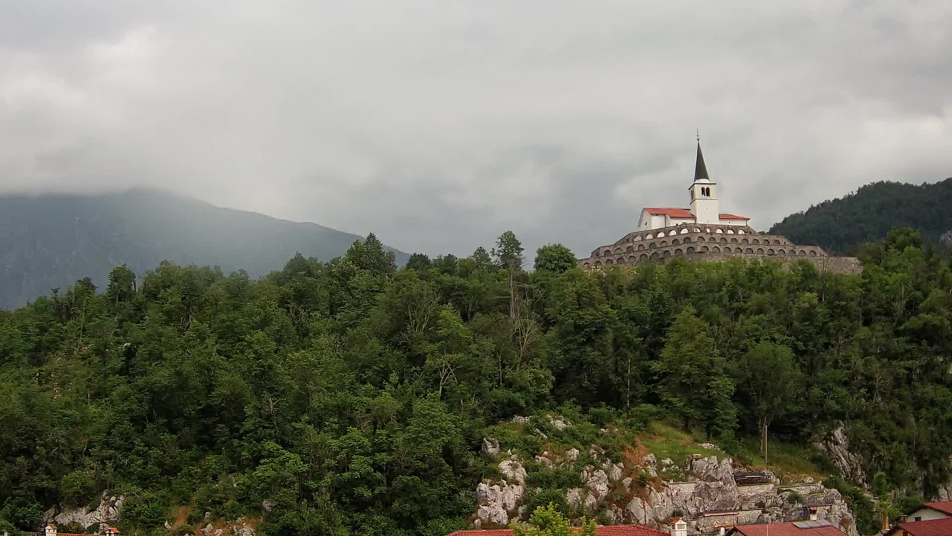 Kobarid-Webcam – Blick auf das Beinhaus aus dem 1. Weltkrieg
