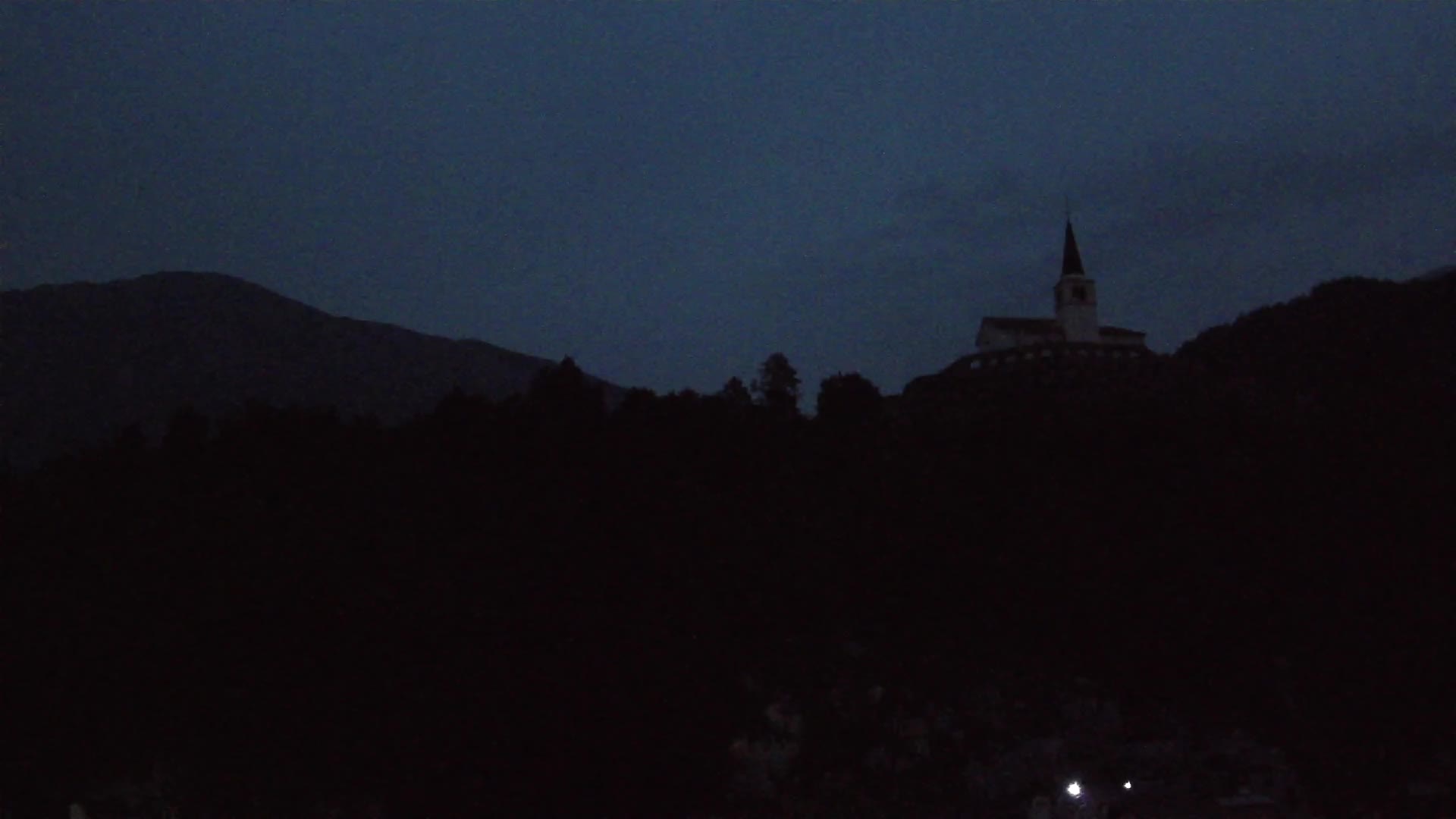 Kobarid Spletna kmera – Pogled na kostnico iz 1. svetovne vojne