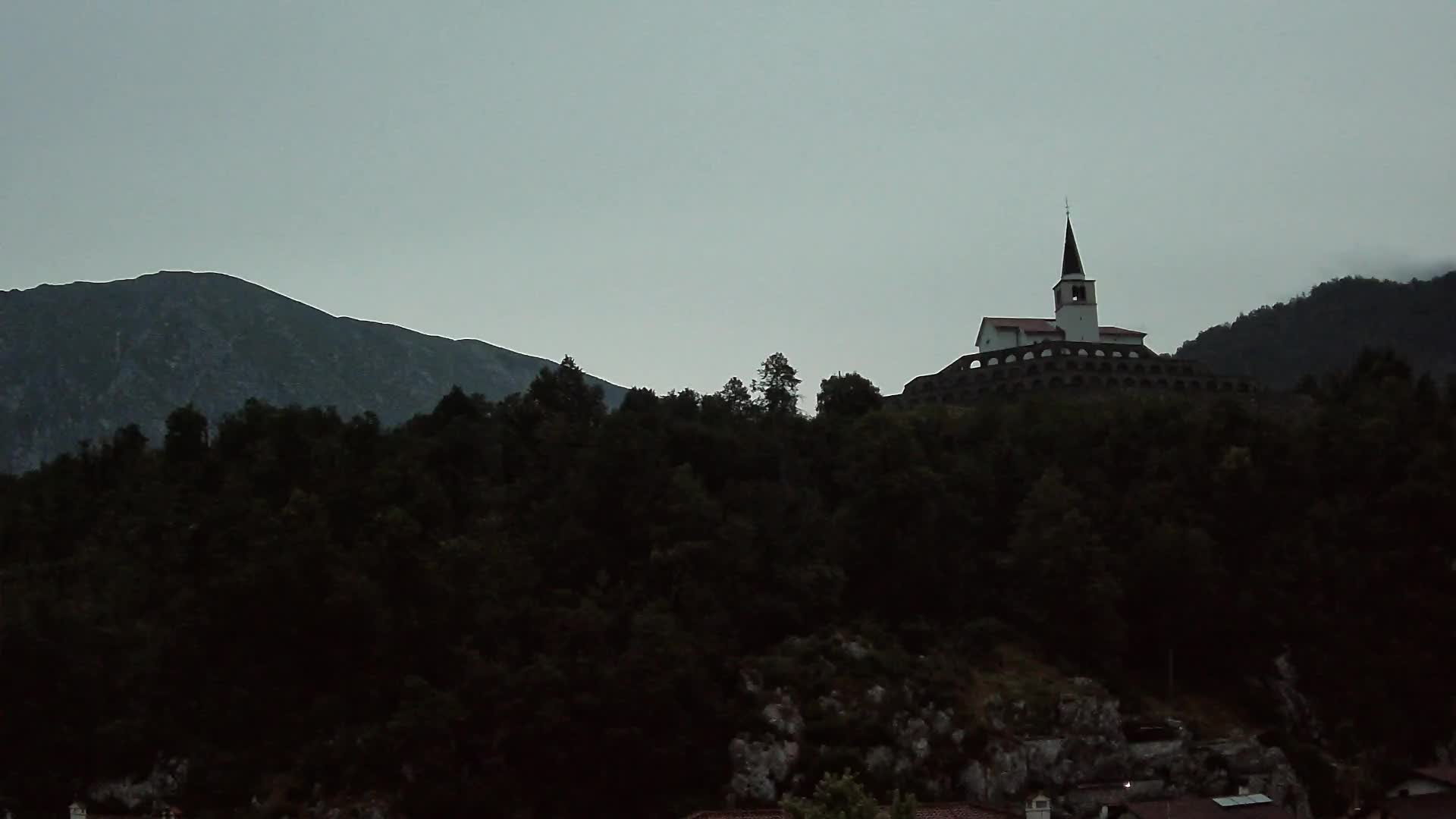 Kobarid-Webcam – Blick auf das Beinhaus aus dem 1. Weltkrieg