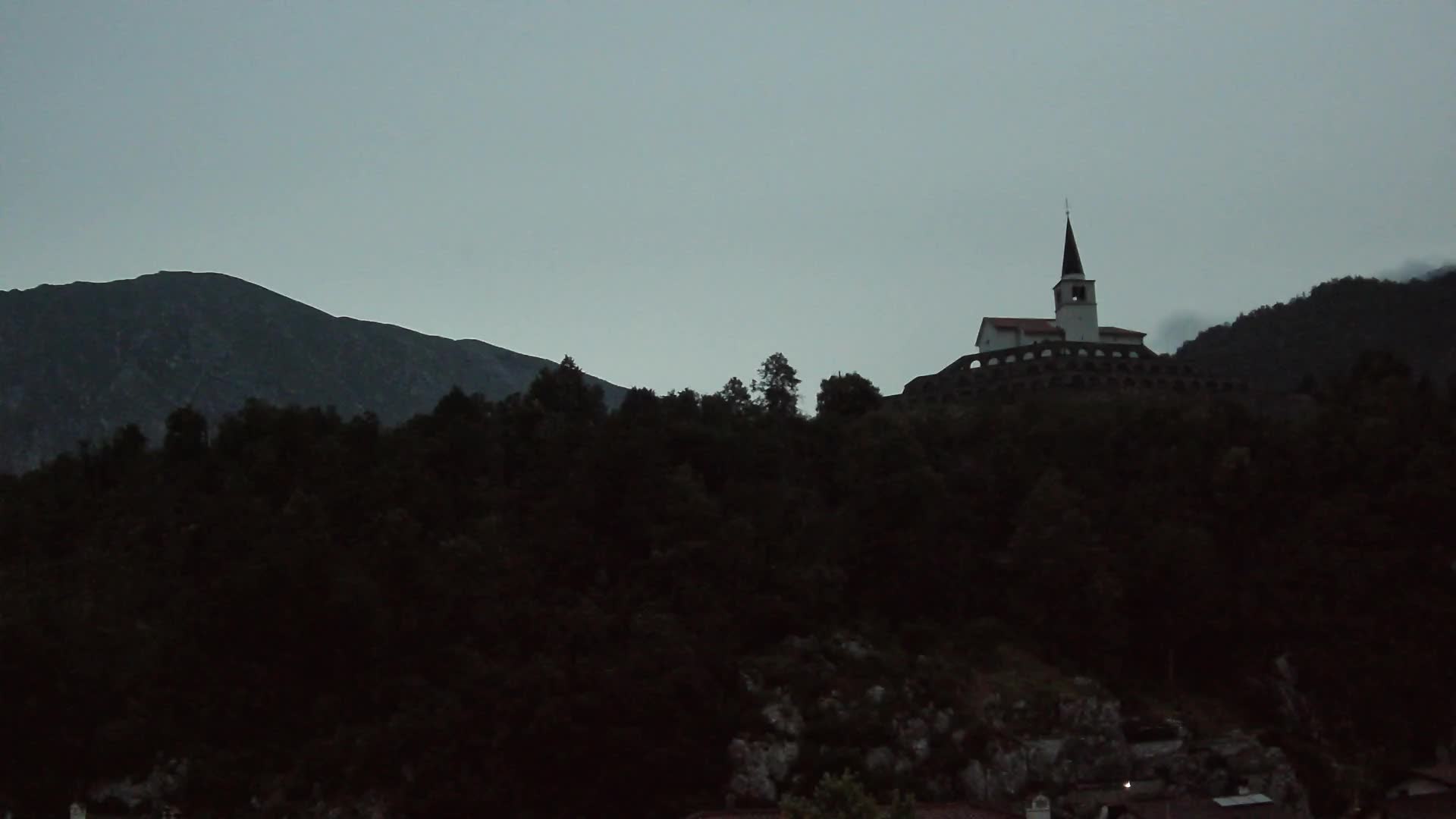 Kobarid Spletna kmera – Pogled na kostnico iz 1. svetovne vojne