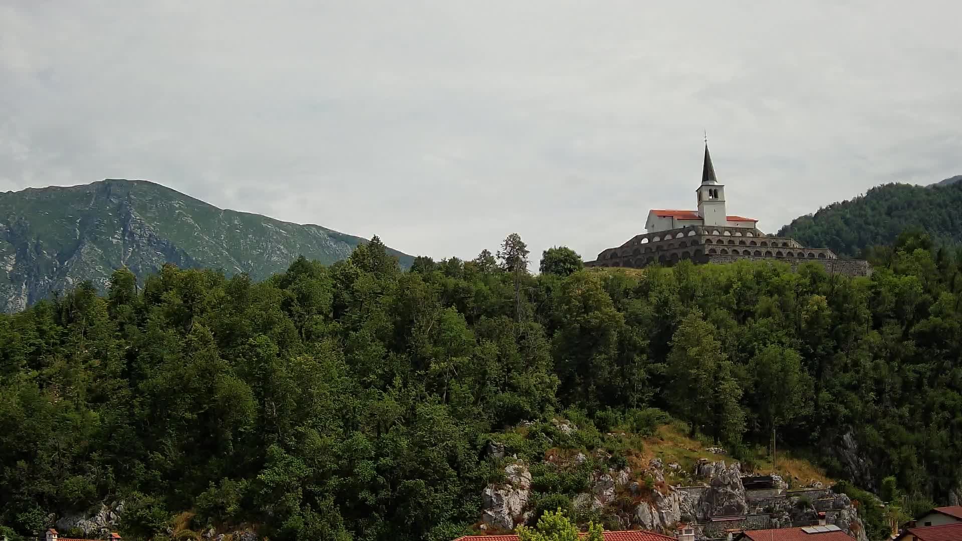 Kobarid Spletna kmera – Pogled na kostnico iz 1. svetovne vojne