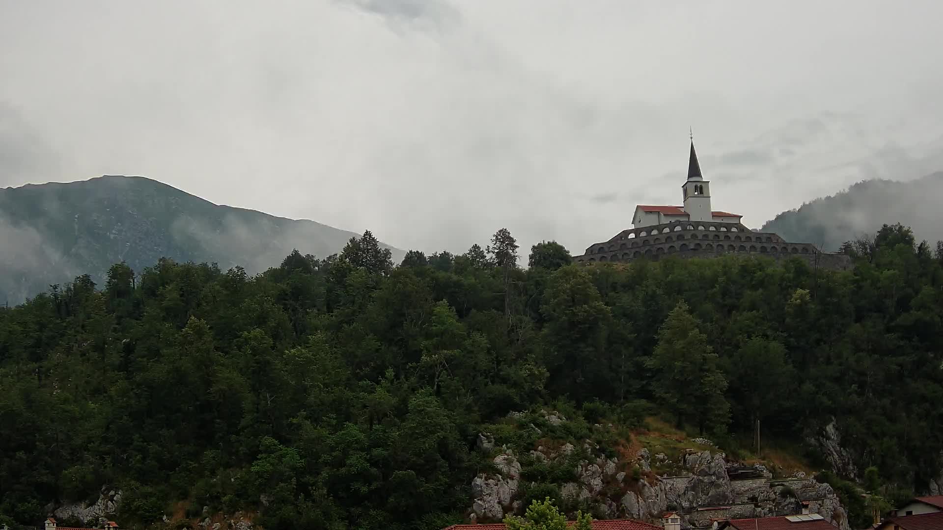 Kobarid-Webcam – Blick auf das Beinhaus aus dem 1. Weltkrieg
