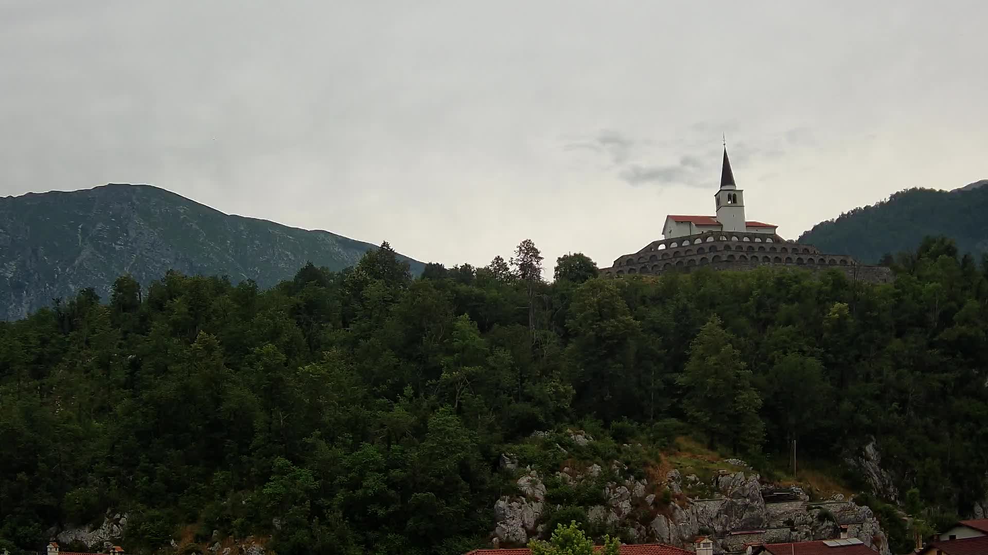 Web kamera Kobarida – Pogled na kosturnicu iz 1. svjetskog rata