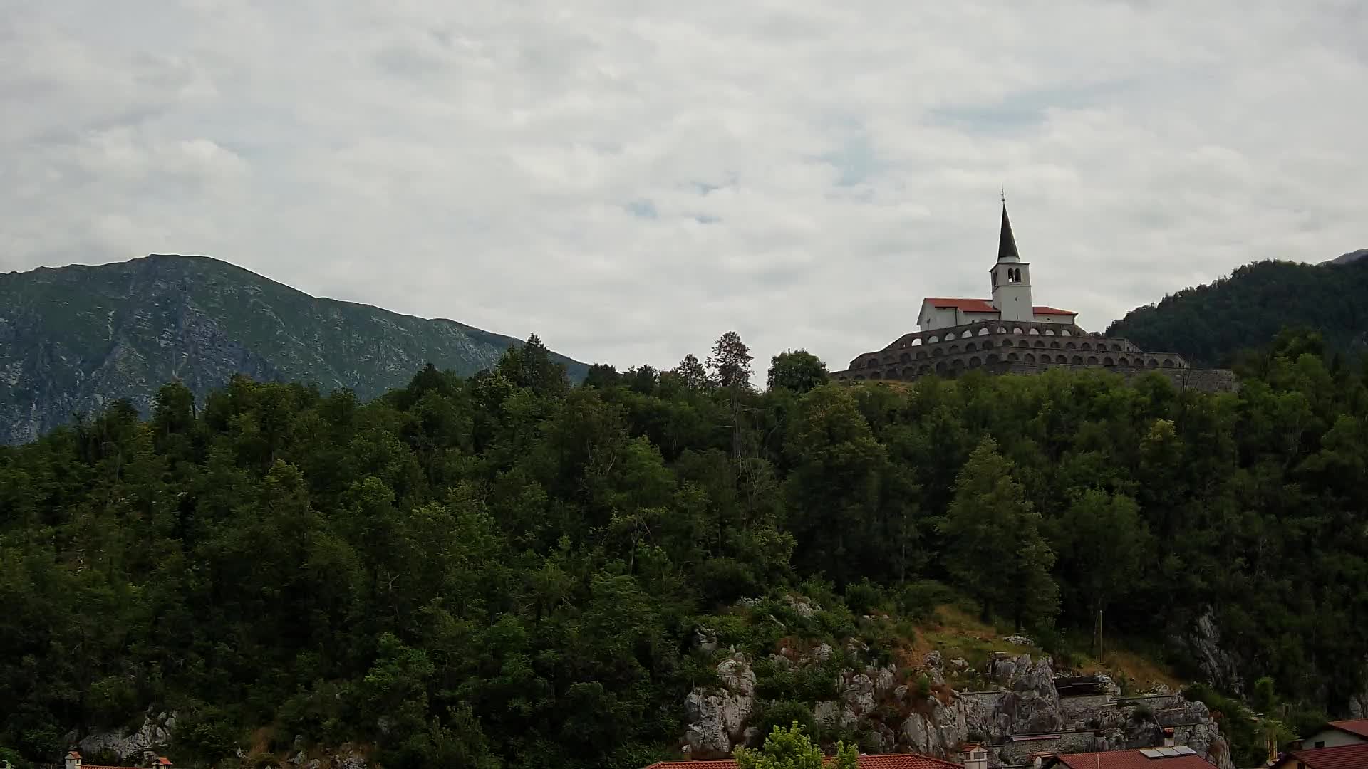 Kobarid Spletna kmera – Pogled na kostnico iz 1. svetovne vojne