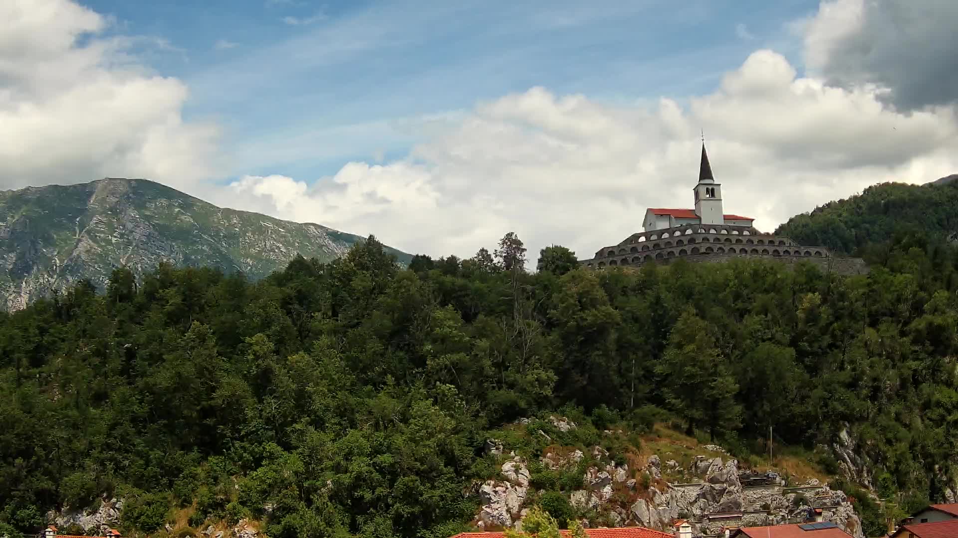 Kobarid Spletna kmera – Pogled na kostnico iz 1. svetovne vojne