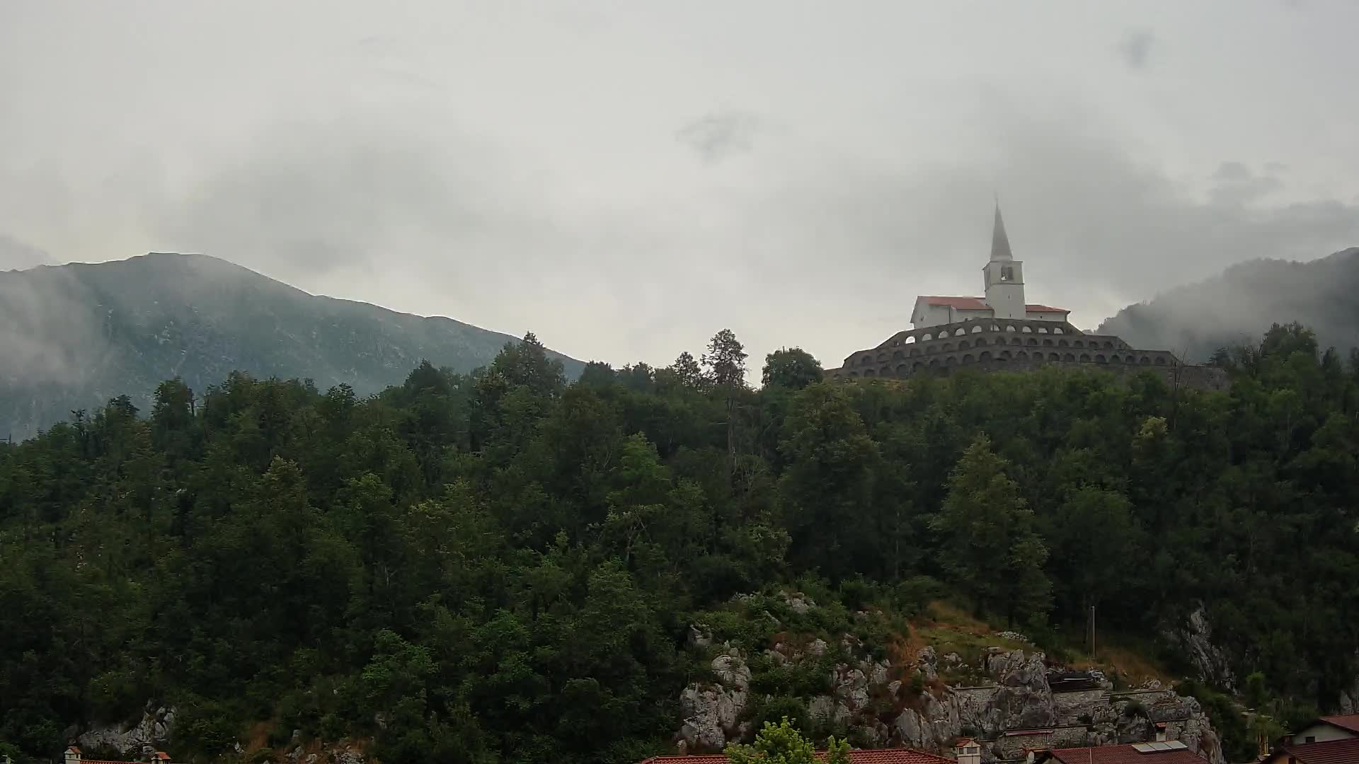 Web kamera Kobarida – Pogled na kosturnicu iz 1. svjetskog rata