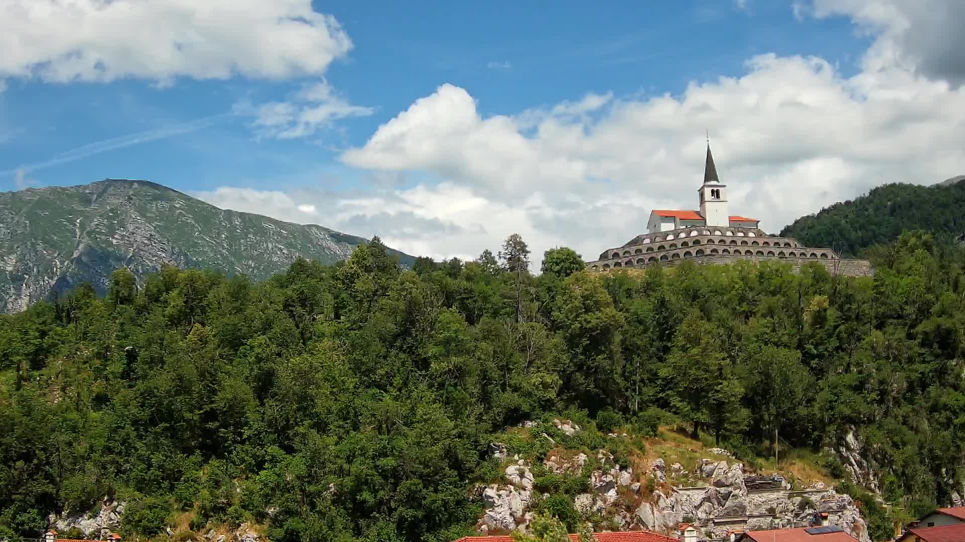 Web kamera Kobarida – Pogled na kosturnicu iz 1. svjetskog rata