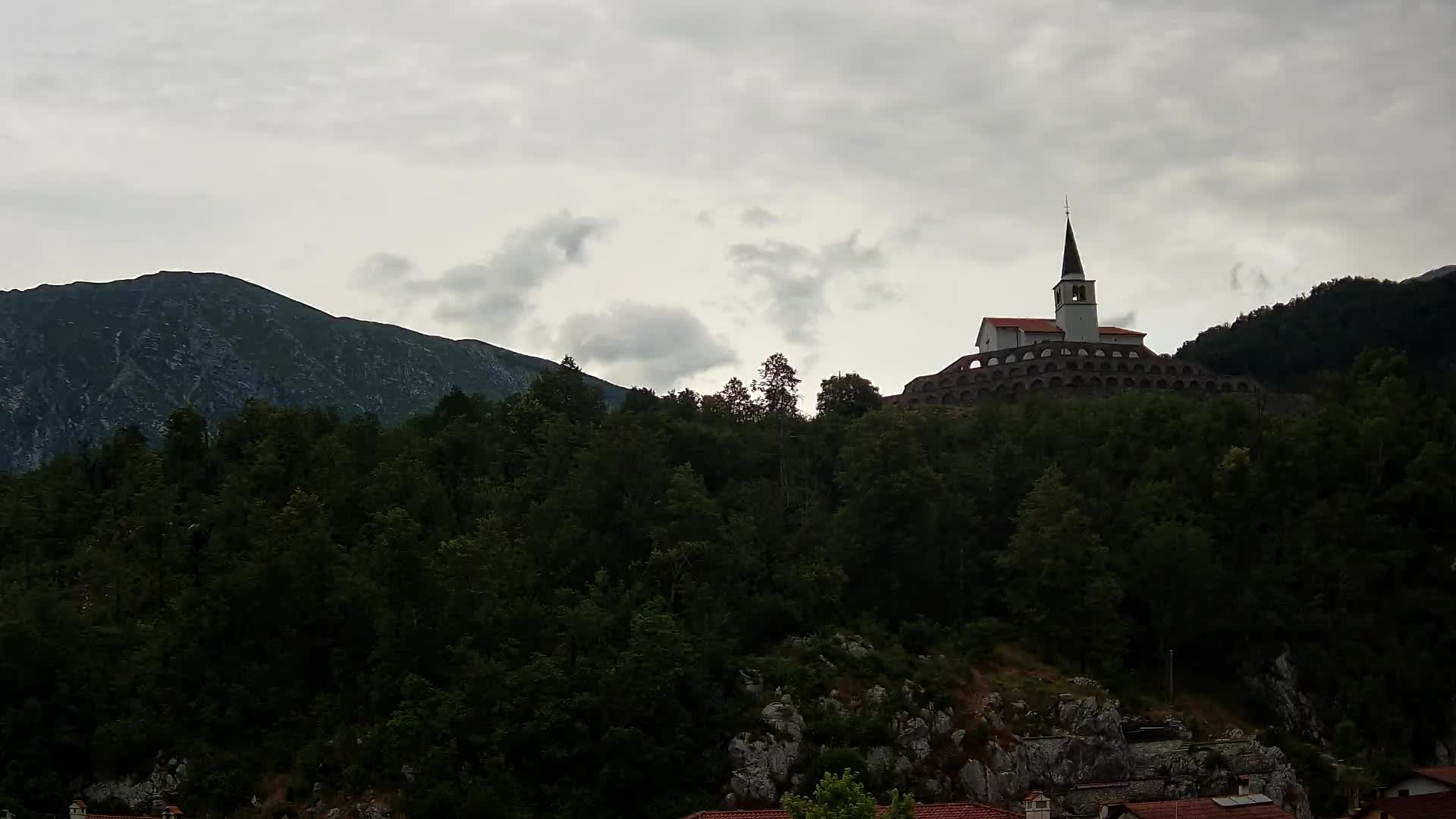 Kobarid-Webcam – Blick auf das Beinhaus aus dem 1. Weltkrieg