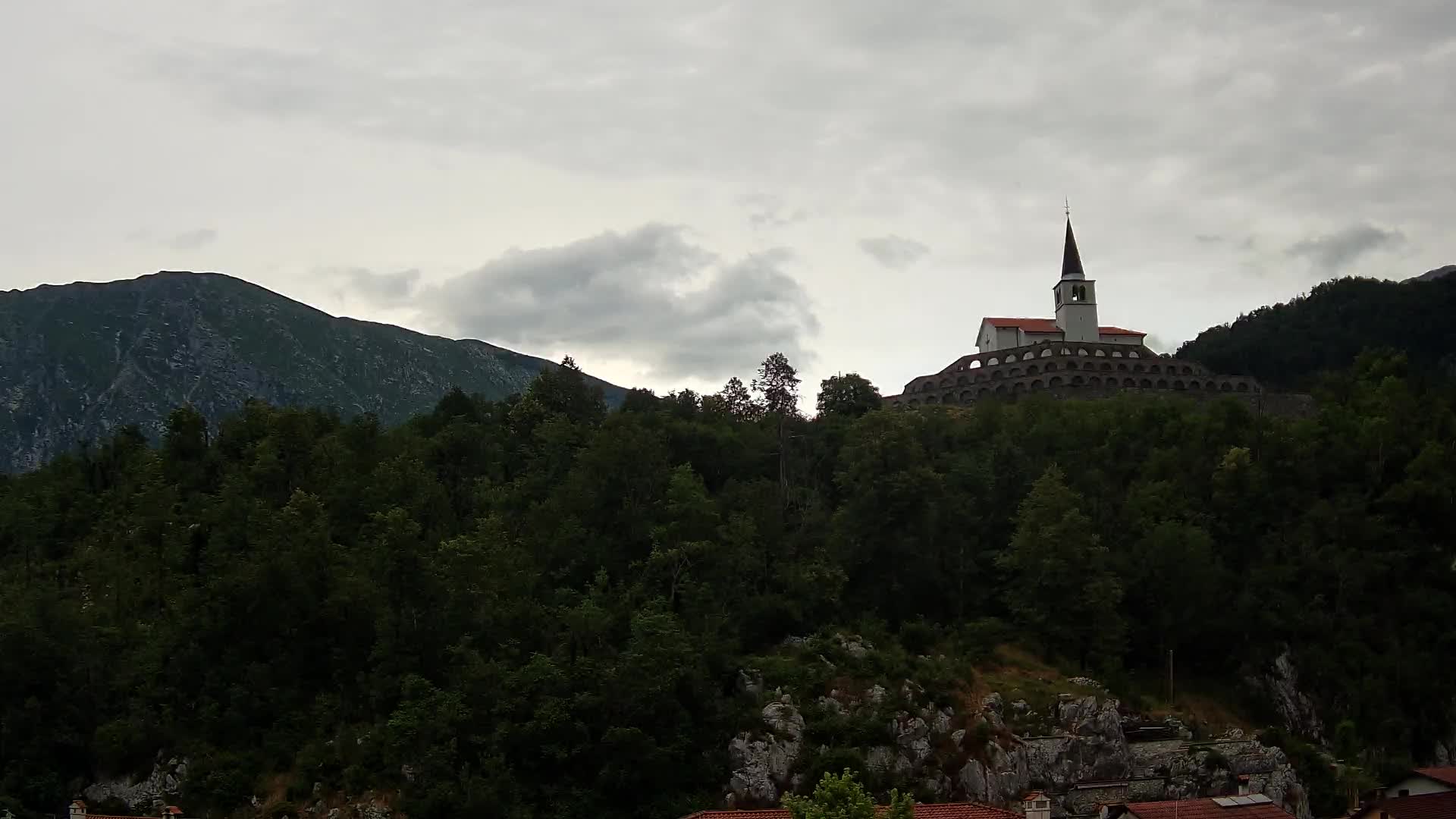 Web kamera Kobarida – Pogled na kosturnicu iz 1. svjetskog rata