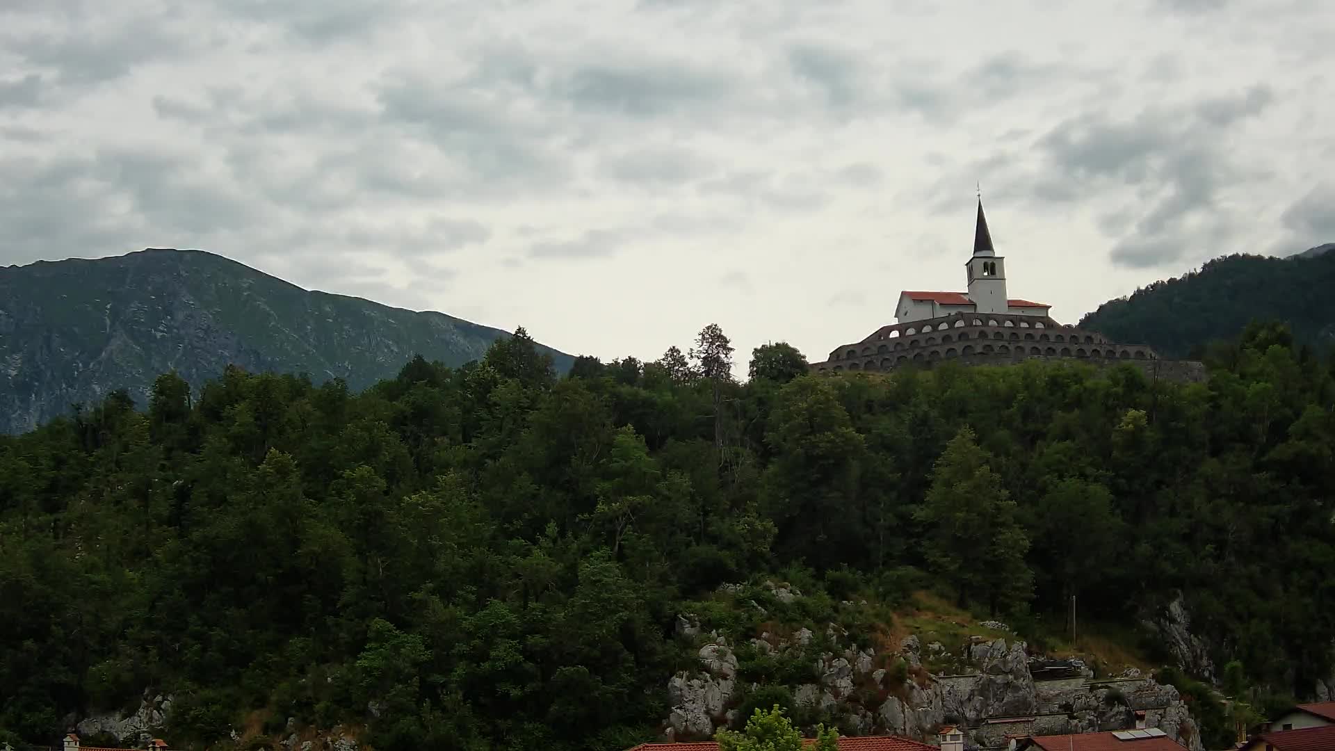 Kobarid-Webcam – Blick auf das Beinhaus aus dem 1. Weltkrieg