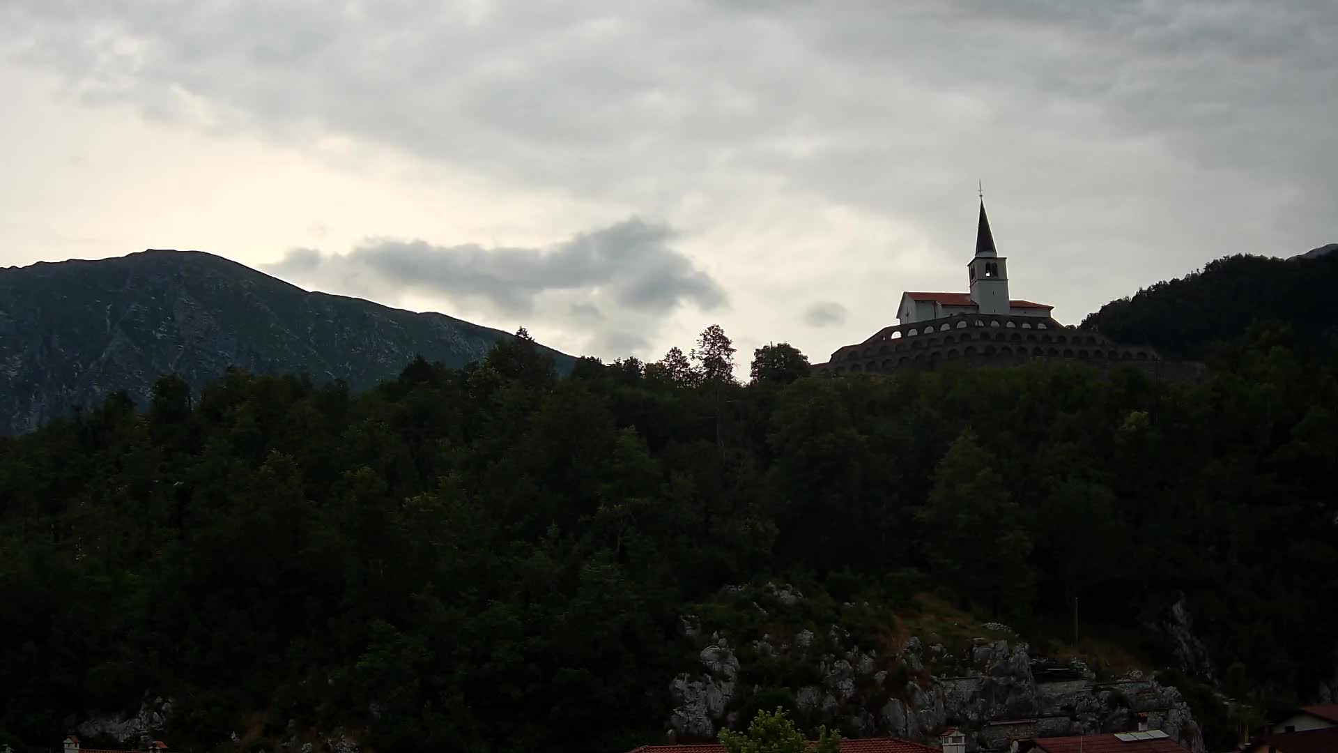 Kobarid-Webcam – Blick auf das Beinhaus aus dem 1. Weltkrieg