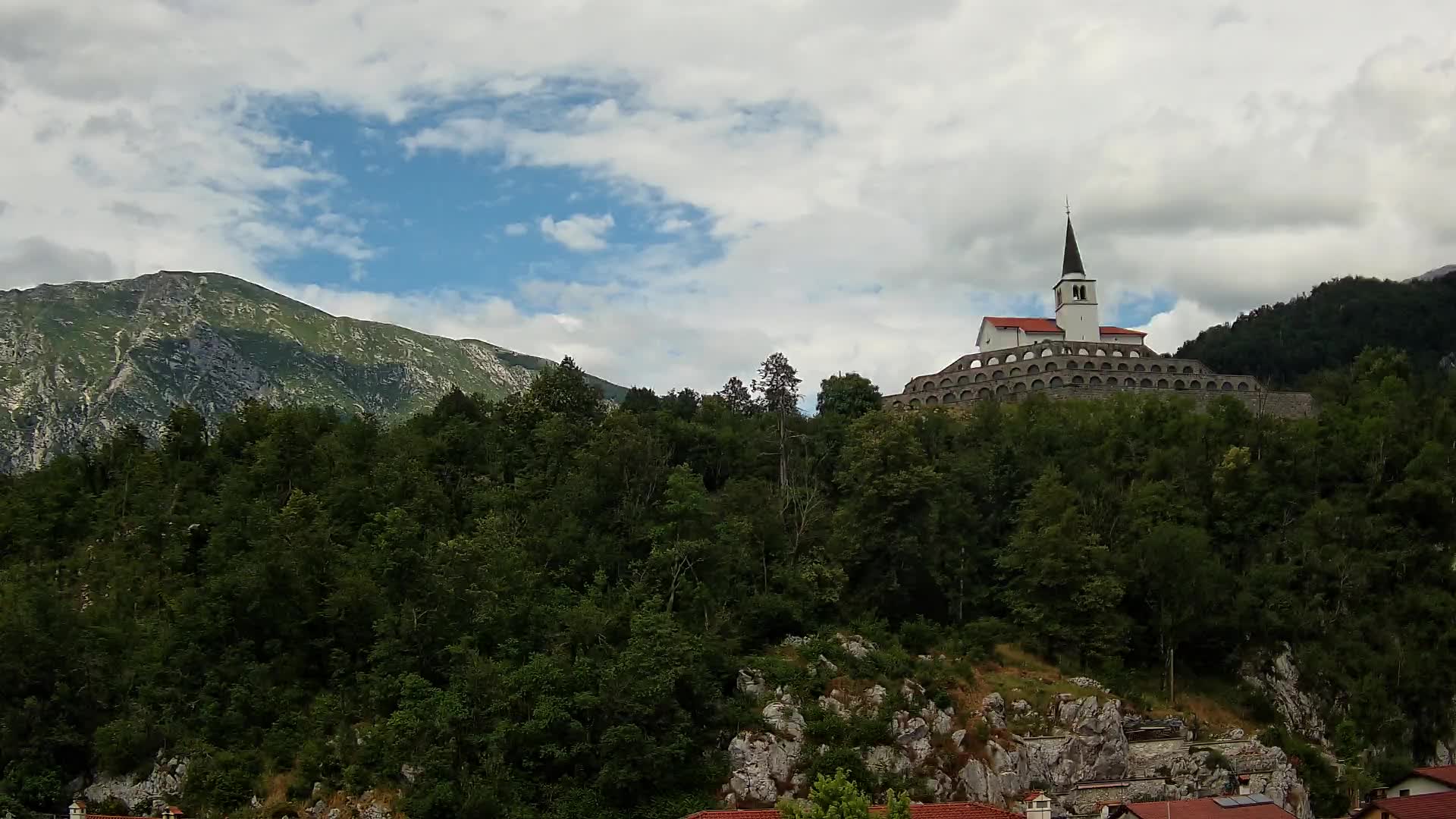 Web kamera Kobarida – Pogled na kosturnicu iz 1. svjetskog rata