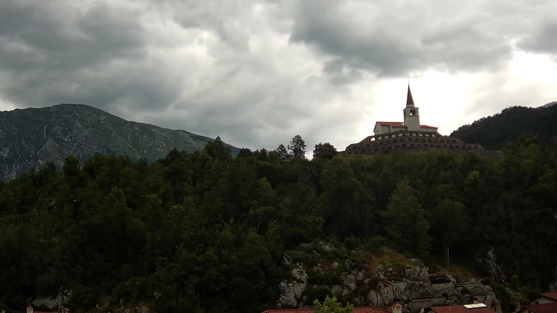Kobarid-Webcam – Blick auf das Beinhaus aus dem 1. Weltkrieg