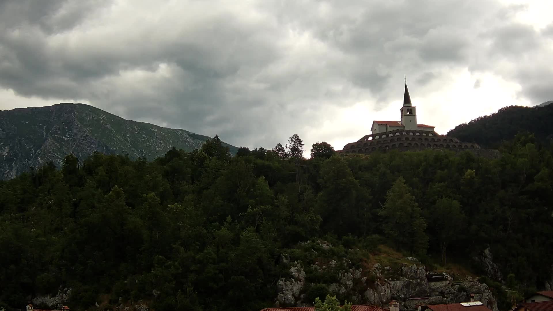 Kobarid-Webcam – Blick auf das Beinhaus aus dem 1. Weltkrieg