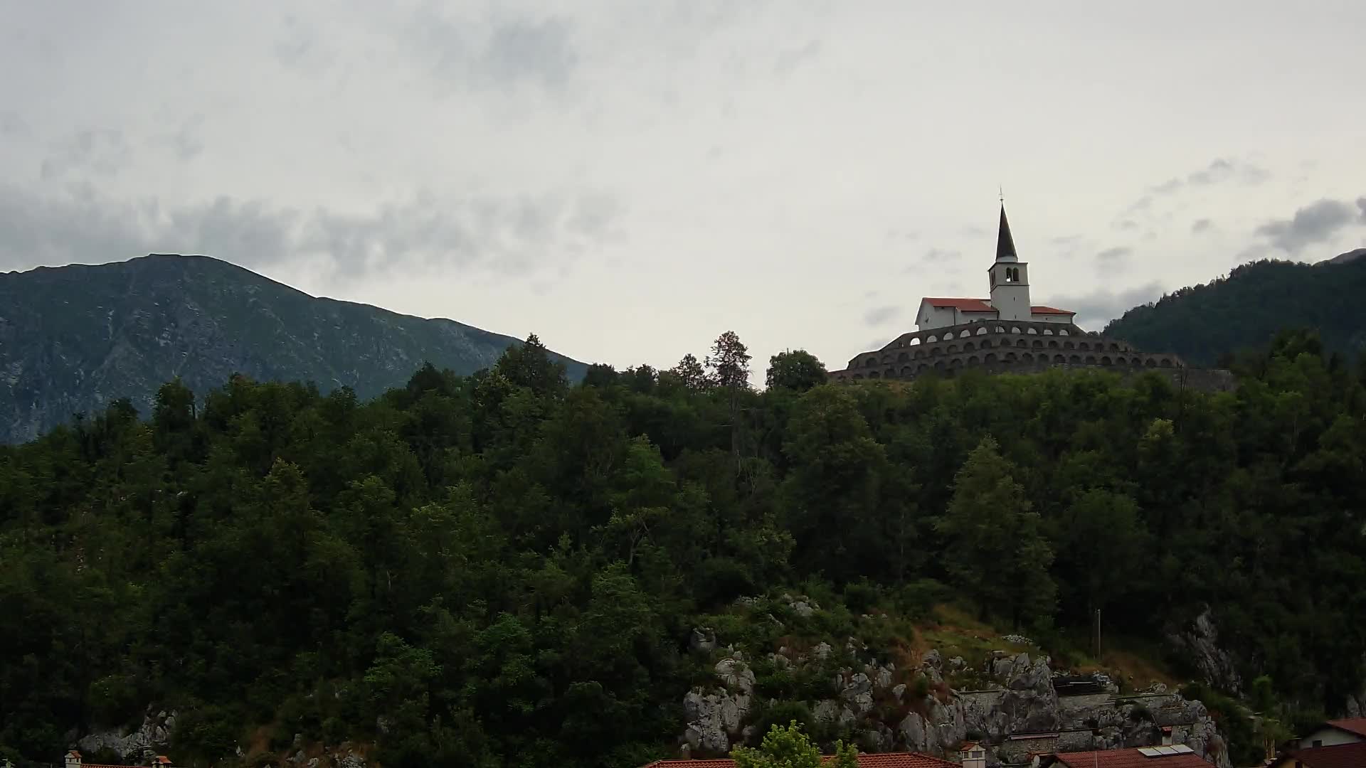 Kobarid Spletna kmera – Pogled na kostnico iz 1. svetovne vojne