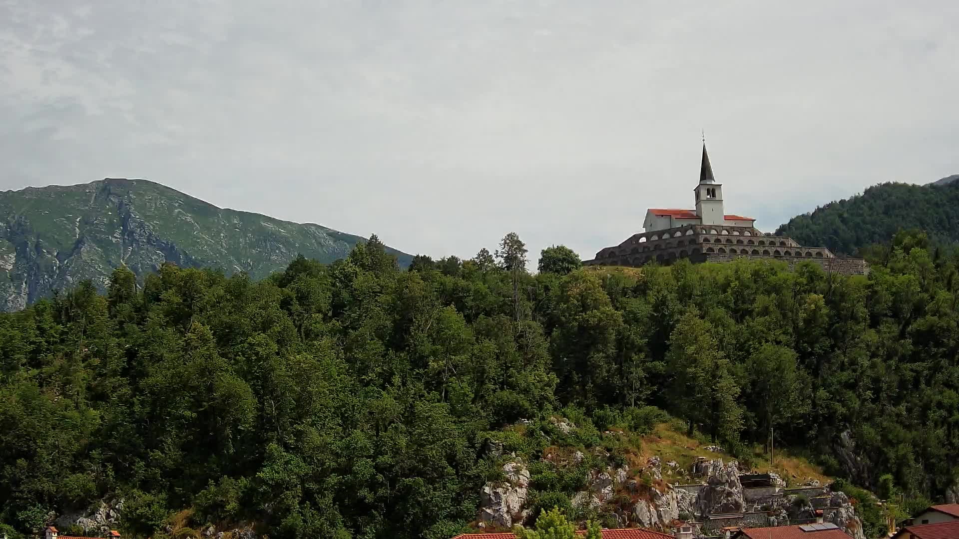 Web kamera Kobarida – Pogled na kosturnicu iz 1. svjetskog rata