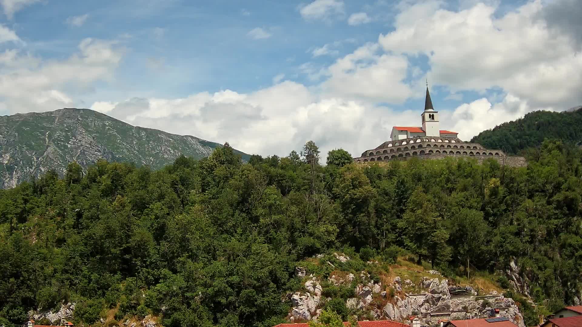 Kobarid Spletna kmera – Pogled na kostnico iz 1. svetovne vojne