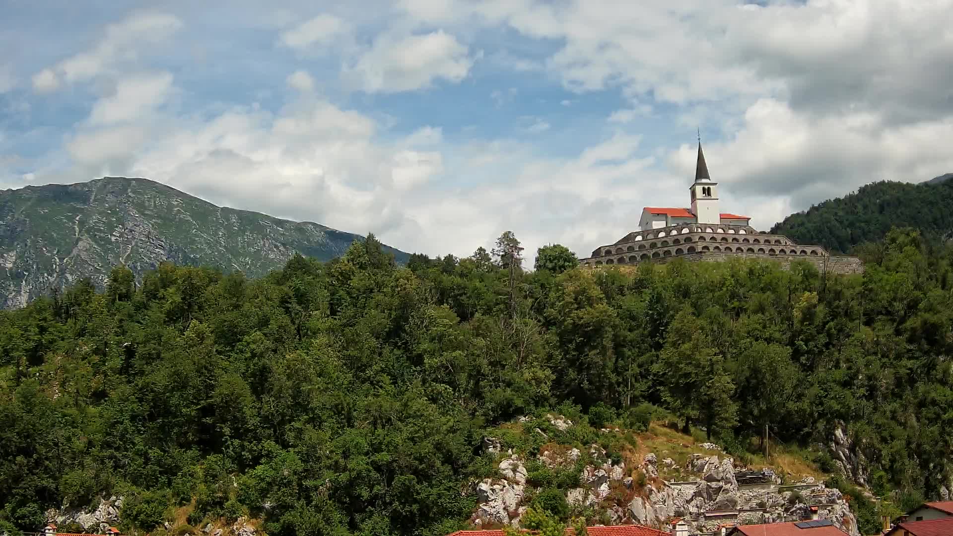 Kobarid-Webcam – Blick auf das Beinhaus aus dem 1. Weltkrieg