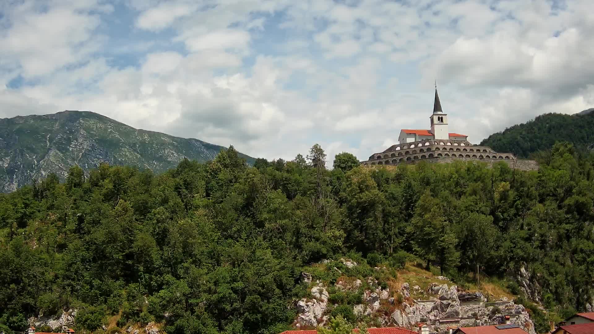 Kobarid-Webcam – Blick auf das Beinhaus aus dem 1. Weltkrieg