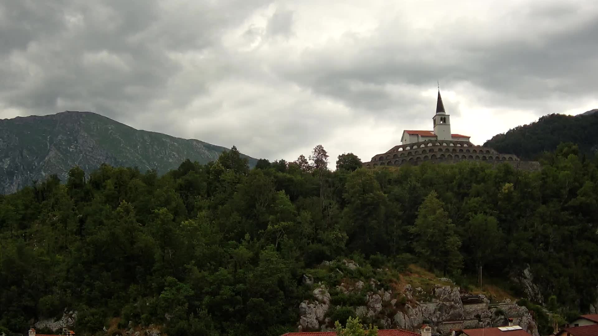 Kobarid-Webcam – Blick auf das Beinhaus aus dem 1. Weltkrieg