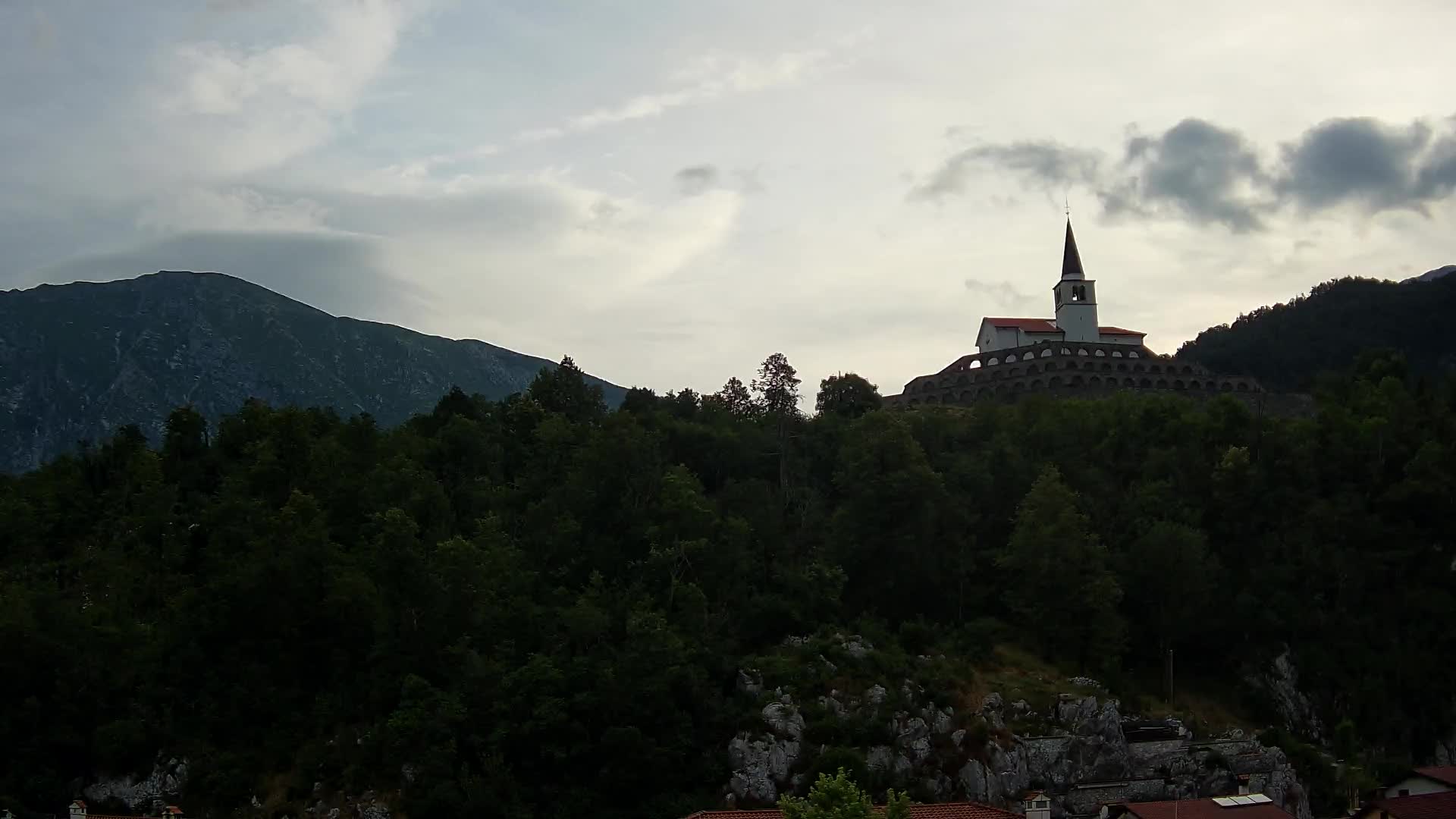 Kobarid Spletna kmera – Pogled na kostnico iz 1. svetovne vojne