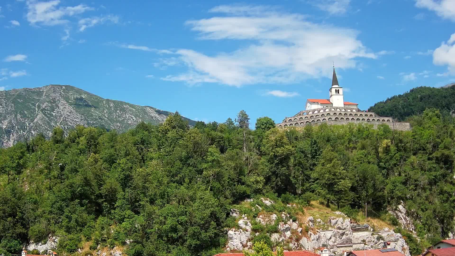 Kobarid Spletna kmera – Pogled na kostnico iz 1. svetovne vojne