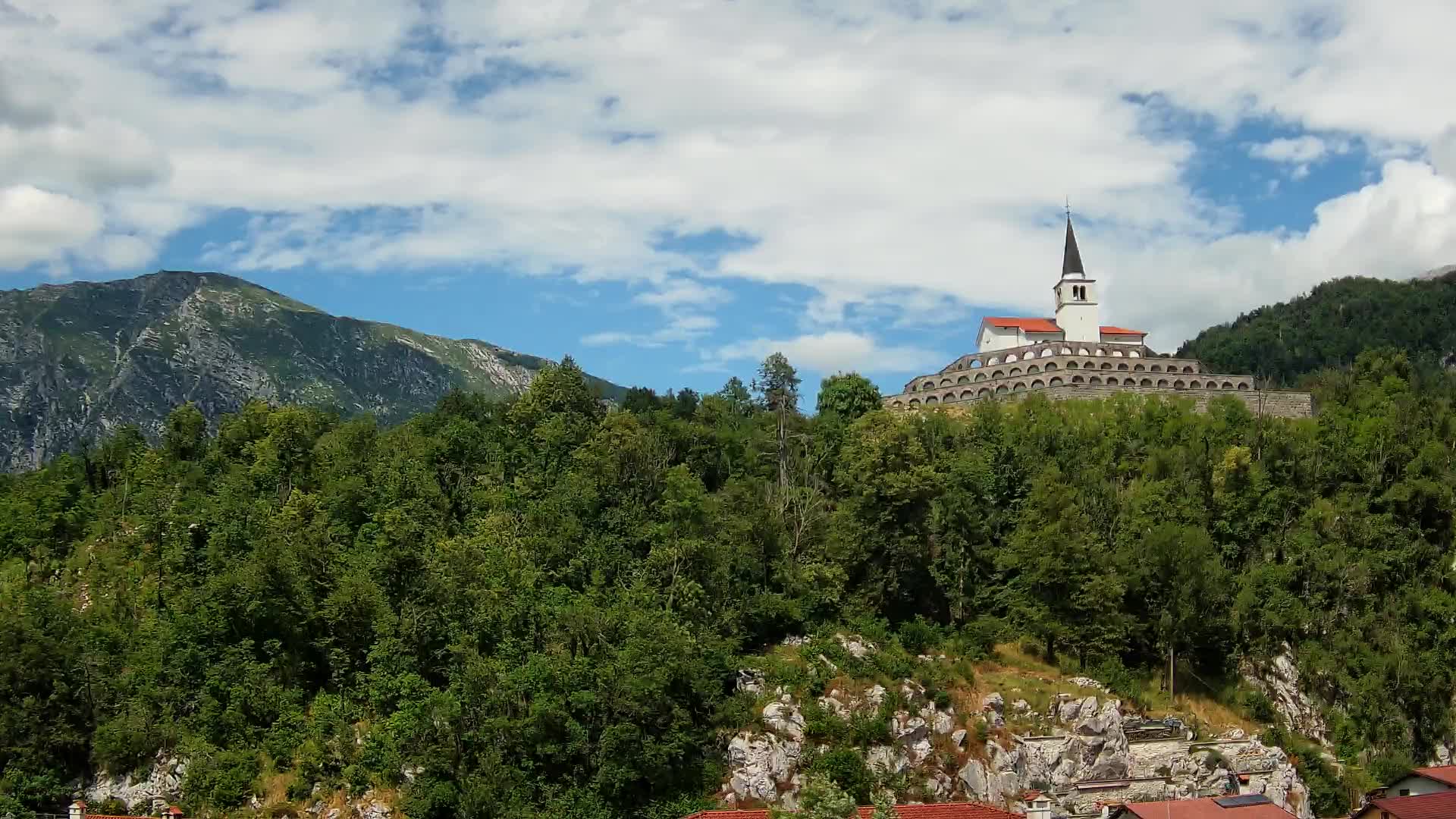 Web kamera Kobarida – Pogled na kosturnicu iz 1. svjetskog rata