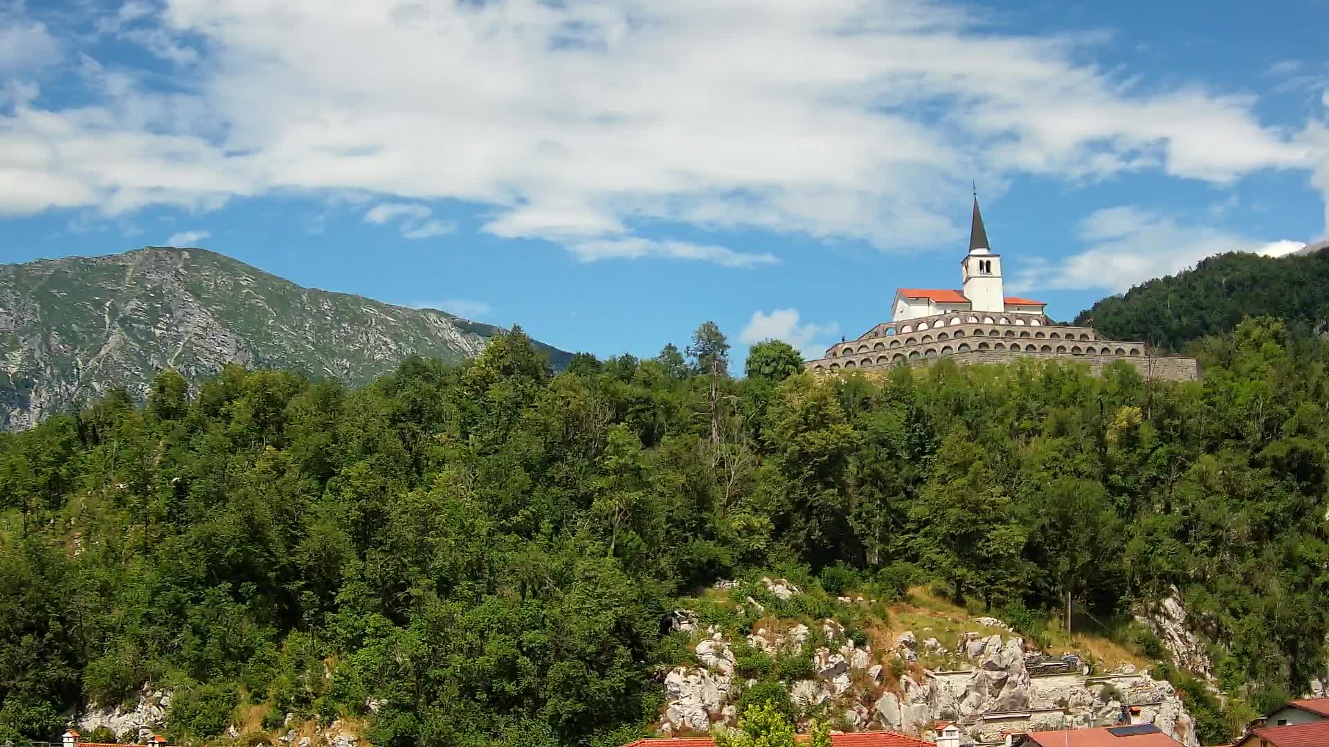 Web kamera Kobarida – Pogled na kosturnicu iz 1. svjetskog rata