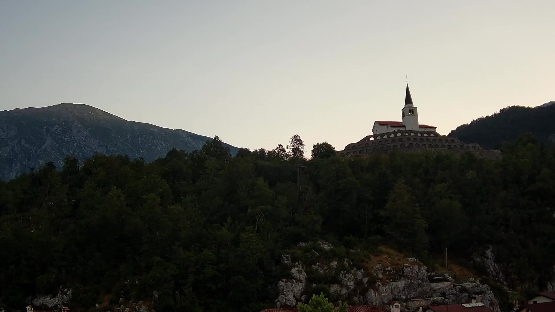 Kobarid Spletna kmera – Pogled na kostnico iz 1. svetovne vojne