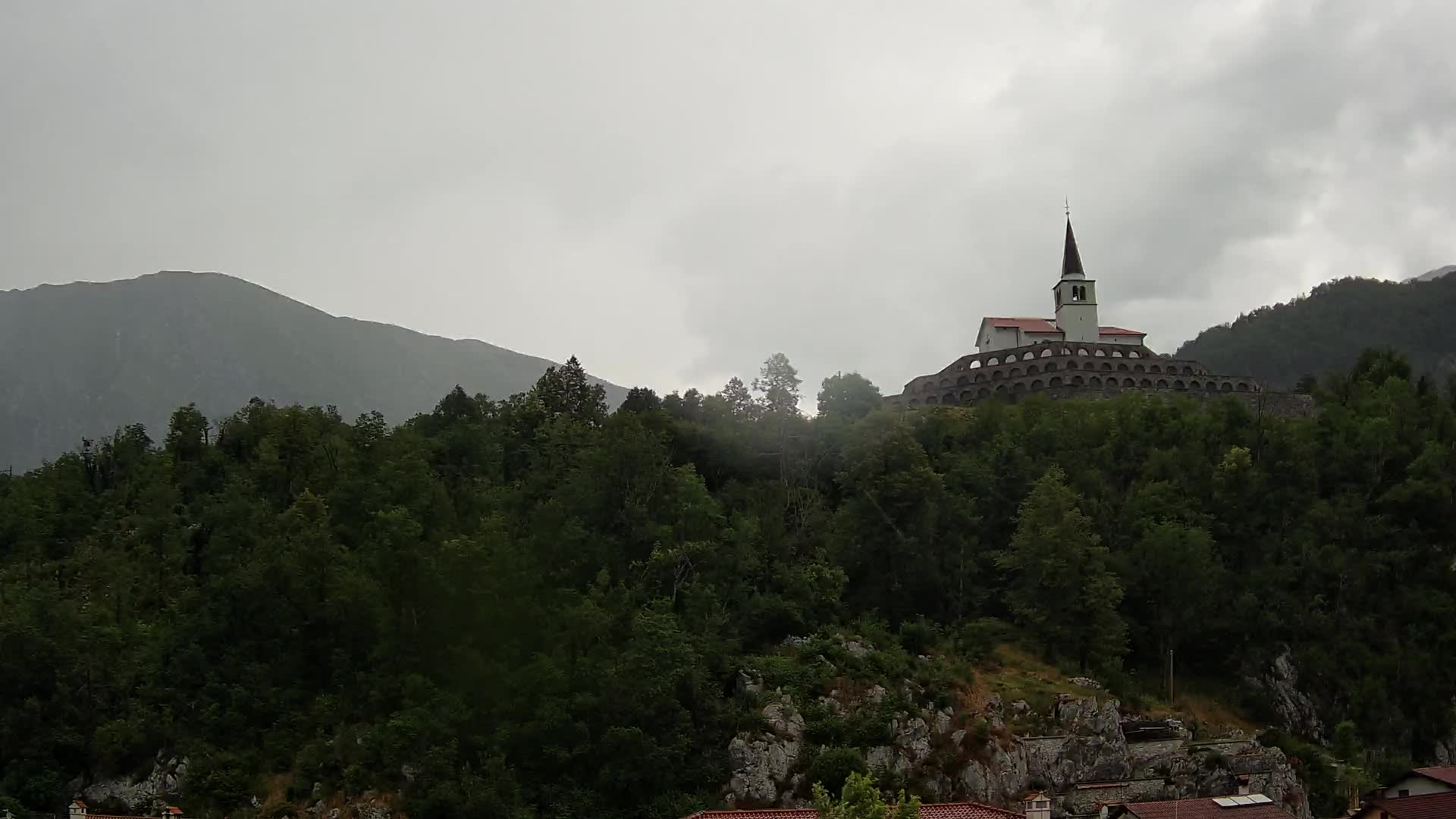 Web kamera Kobarida – Pogled na kosturnicu iz 1. svjetskog rata