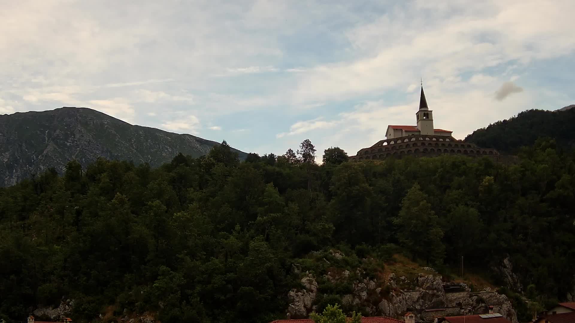 Kobarid Spletna kmera – Pogled na kostnico iz 1. svetovne vojne