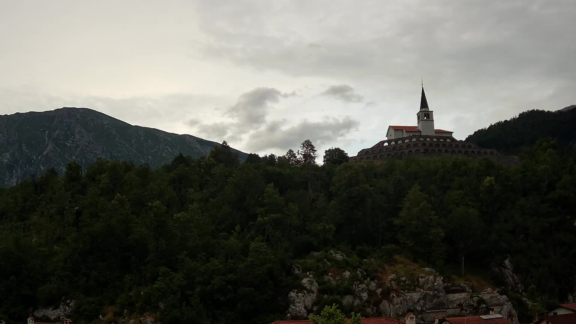 Kobarid-Webcam – Blick auf das Beinhaus aus dem 1. Weltkrieg