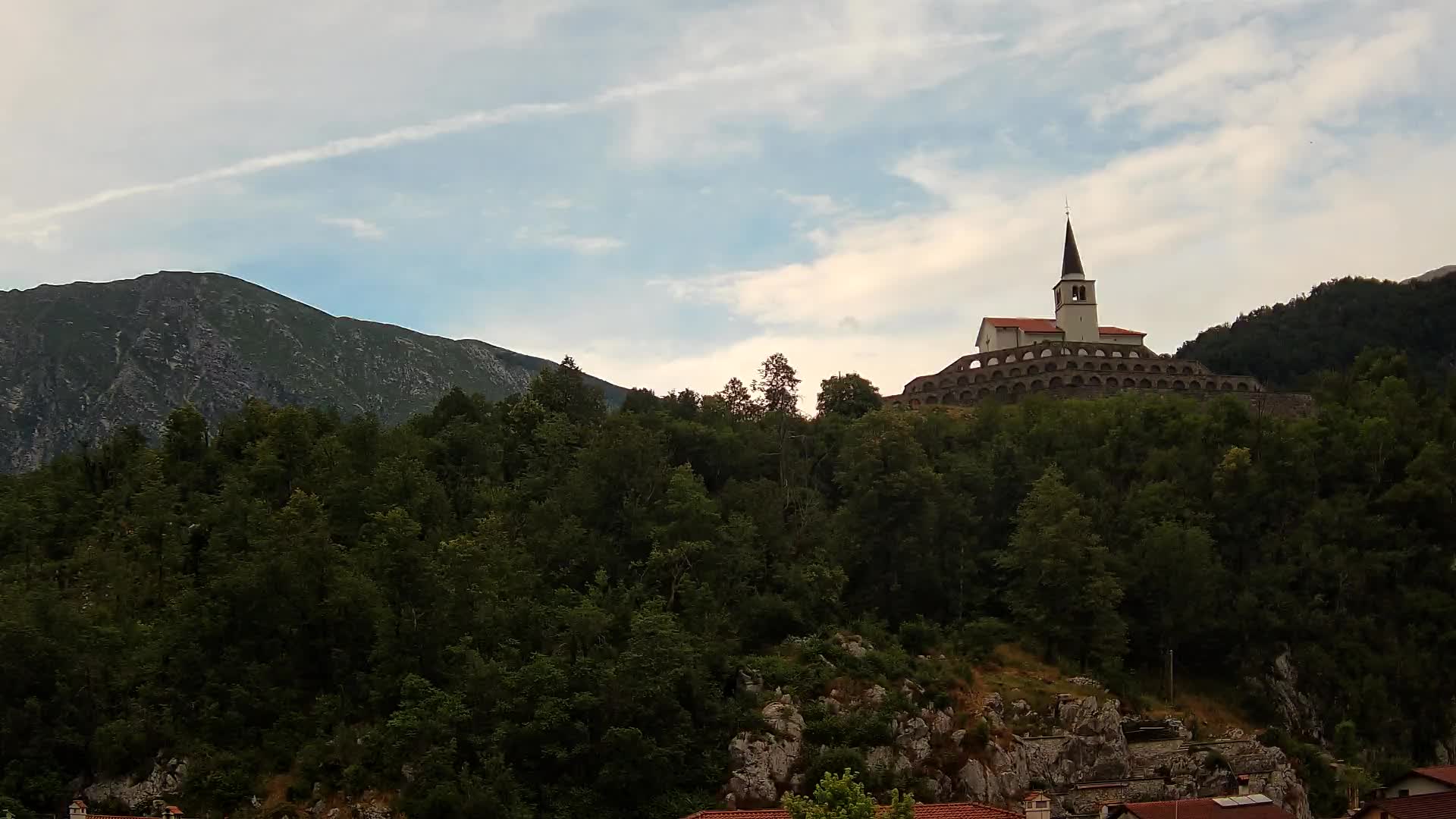 Kobarid Spletna kmera – Pogled na kostnico iz 1. svetovne vojne