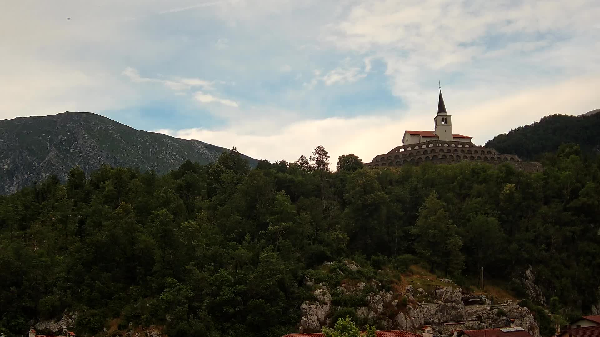 Kobarid Spletna kmera – Pogled na kostnico iz 1. svetovne vojne