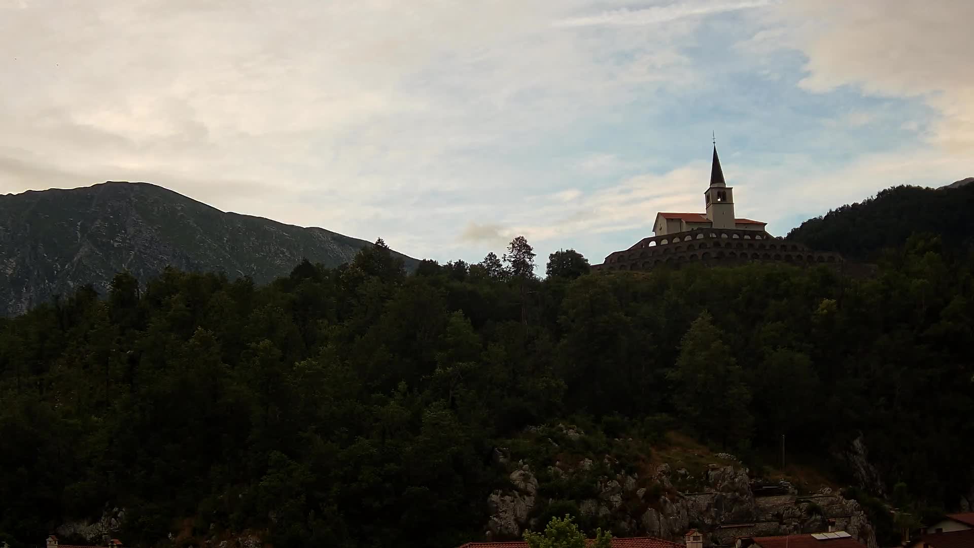 Web kamera Kobarida – Pogled na kosturnicu iz 1. svjetskog rata