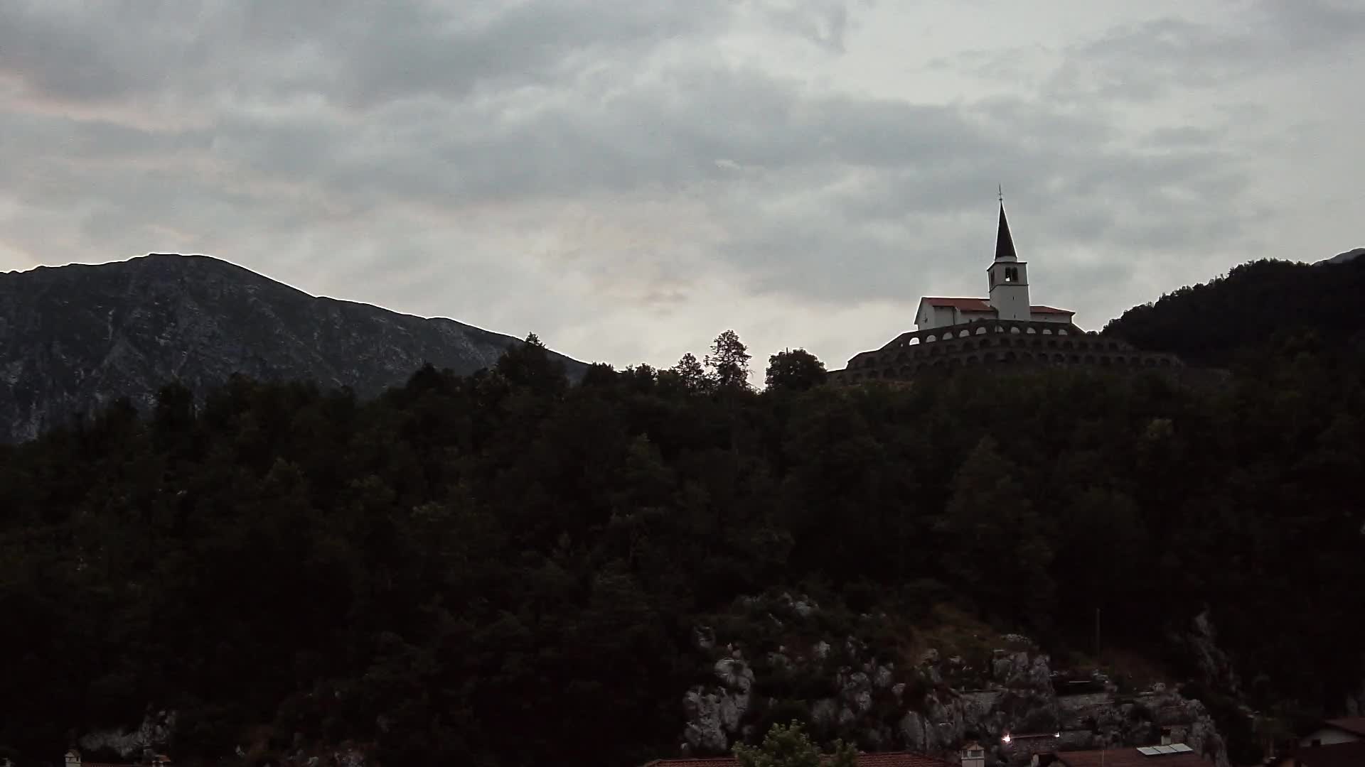 Web kamera Kobarida – Pogled na kosturnicu iz 1. svjetskog rata