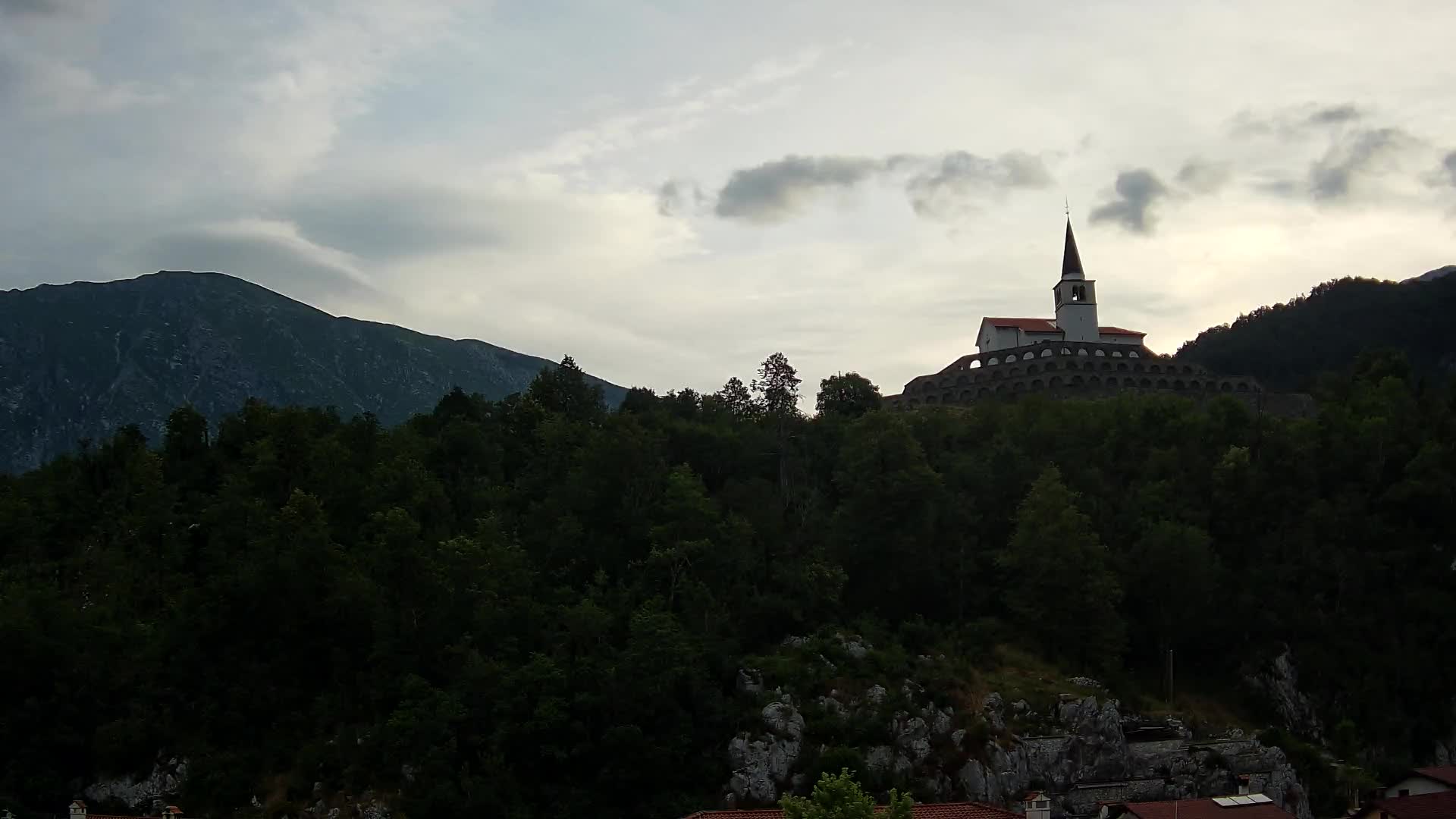 Kobarid-Webcam – Blick auf das Beinhaus aus dem 1. Weltkrieg