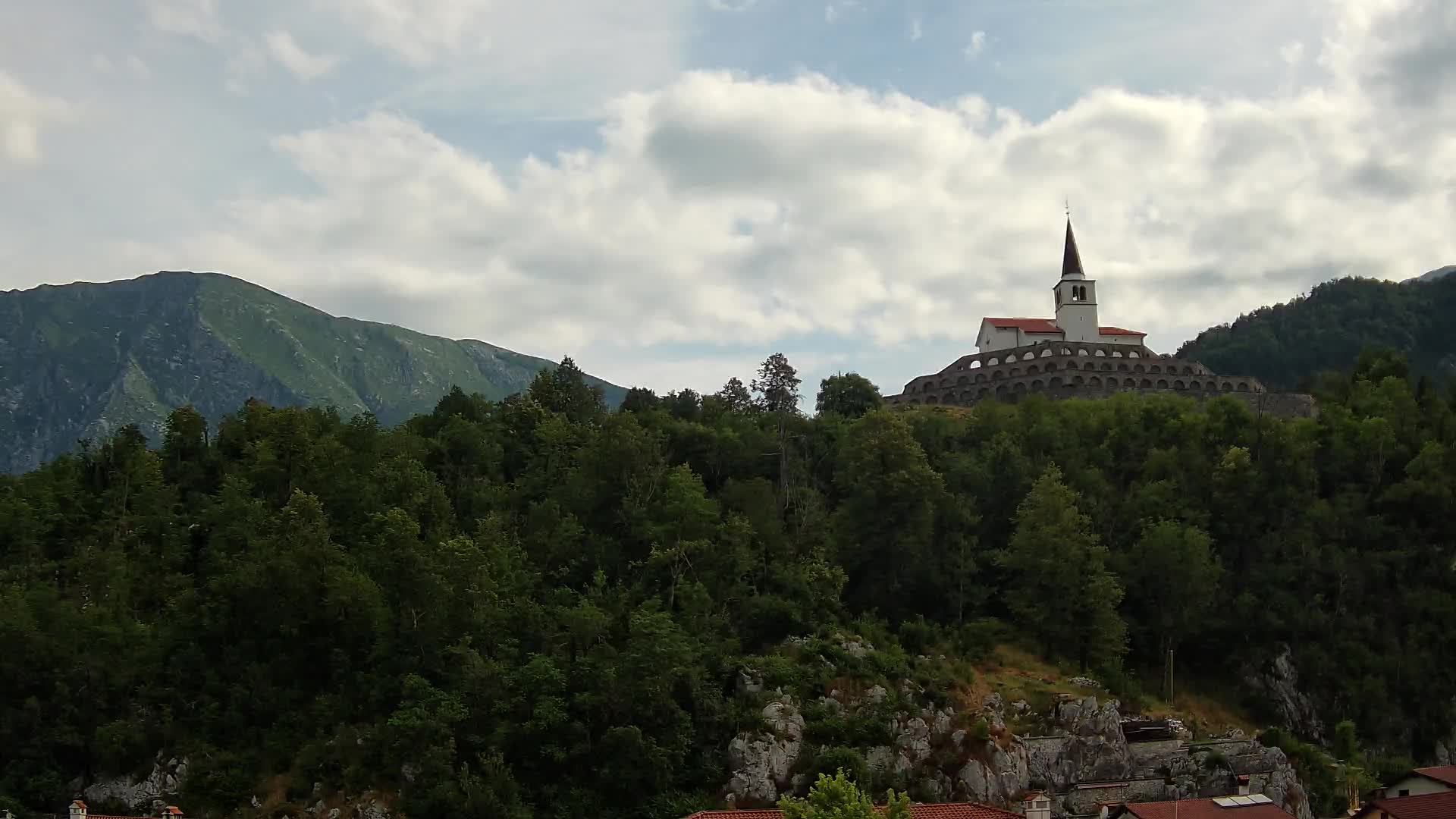 Kobarid-Webcam – Blick auf das Beinhaus aus dem 1. Weltkrieg