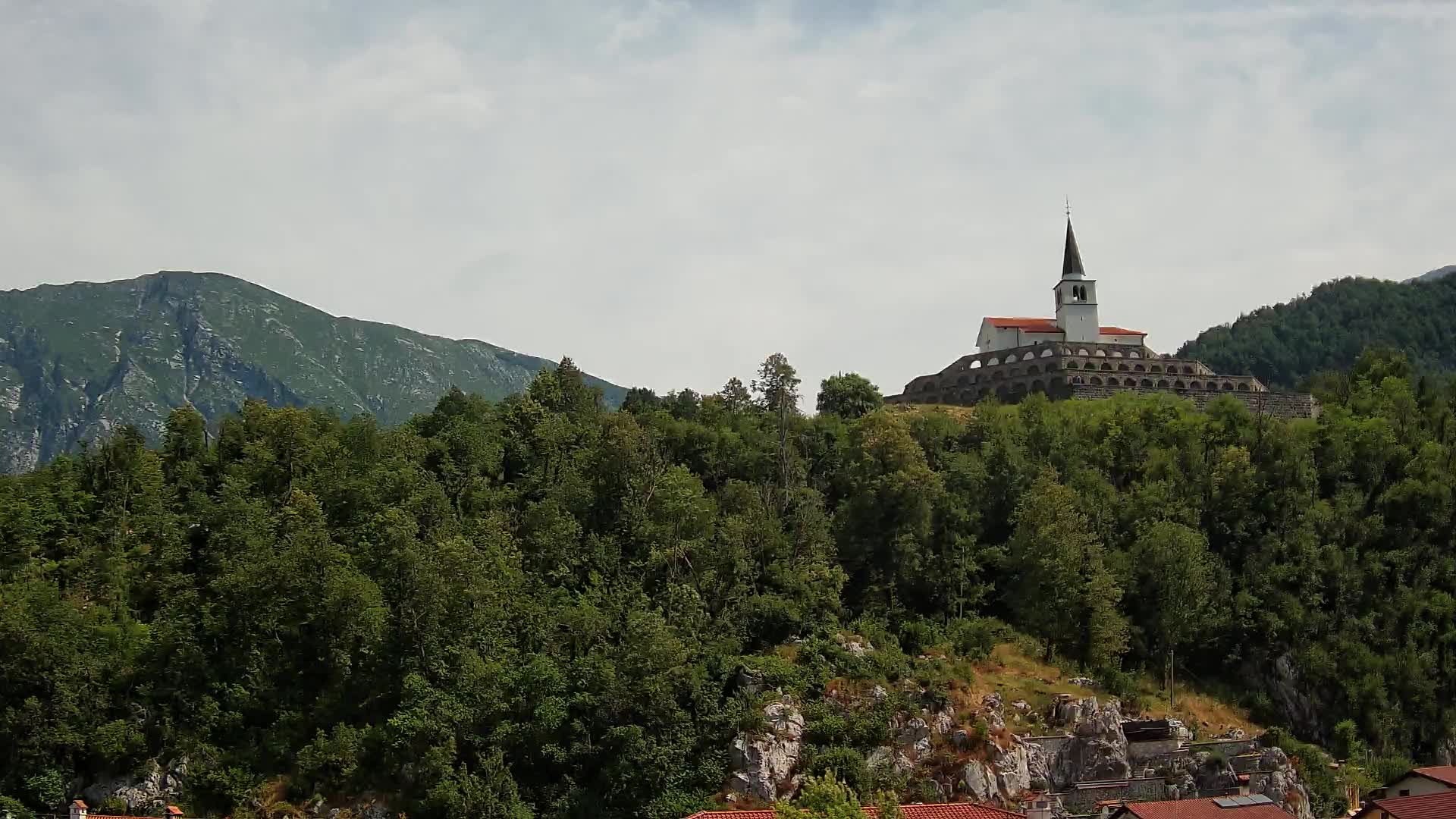 Kobarid-Webcam – Blick auf das Beinhaus aus dem 1. Weltkrieg