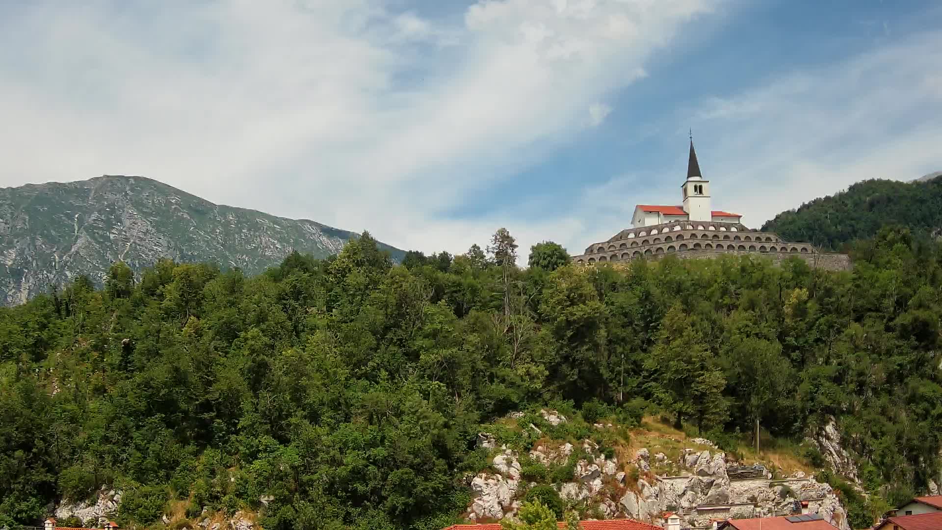 Kobarid-Webcam – Blick auf das Beinhaus aus dem 1. Weltkrieg