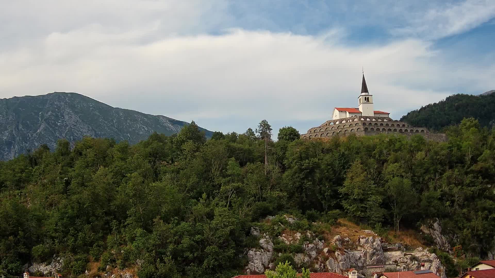 Kobarid Spletna kmera – Pogled na kostnico iz 1. svetovne vojne