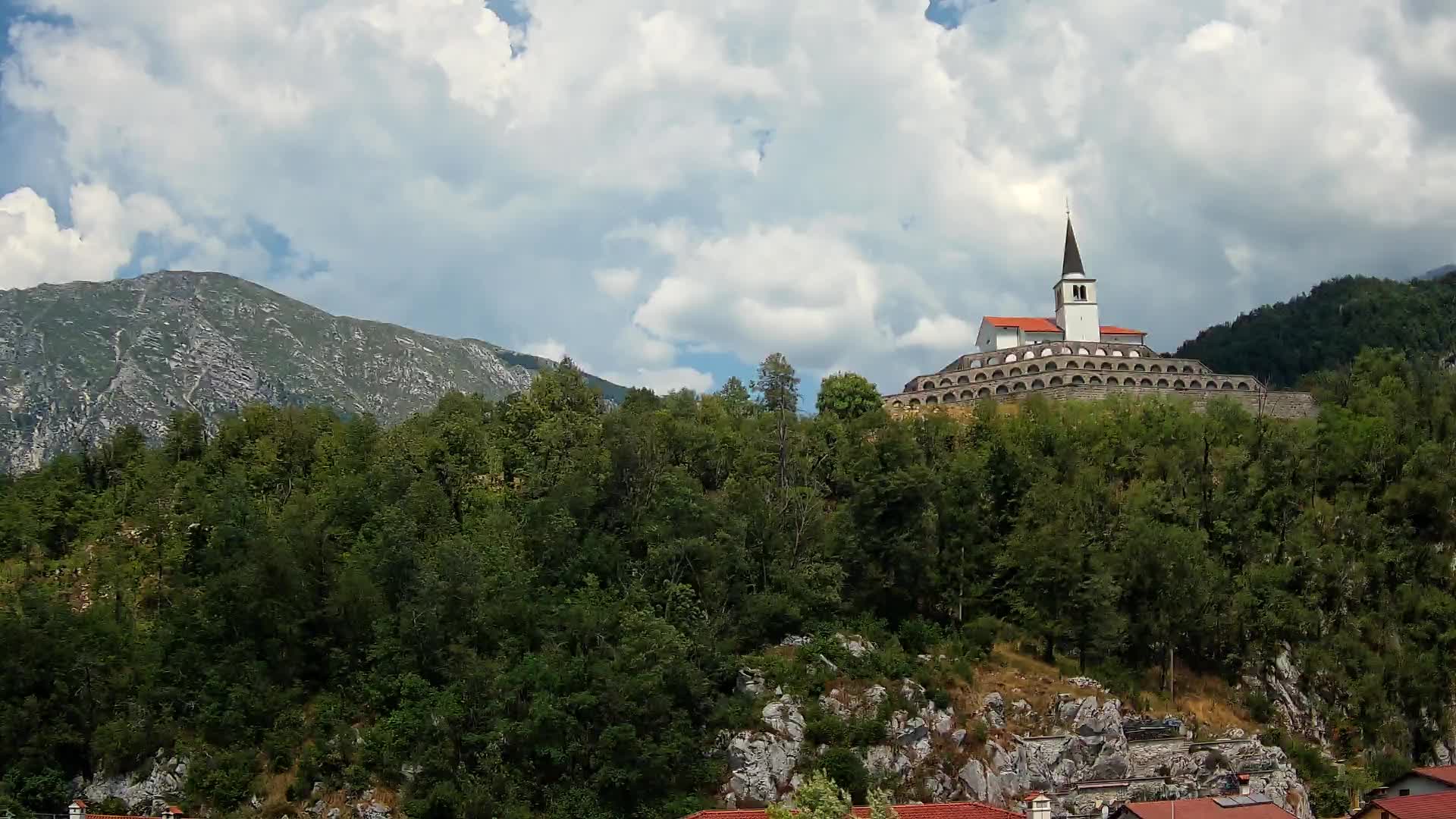 Kobarid Spletna kmera – Pogled na kostnico iz 1. svetovne vojne