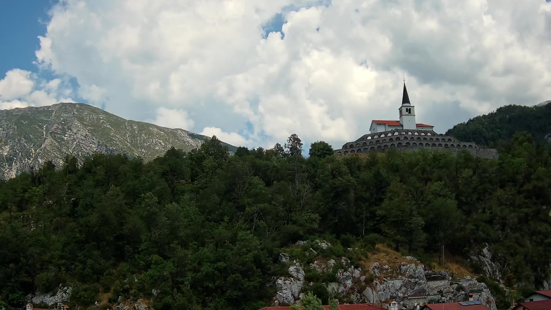 Kobarid Spletna kmera – Pogled na kostnico iz 1. svetovne vojne
