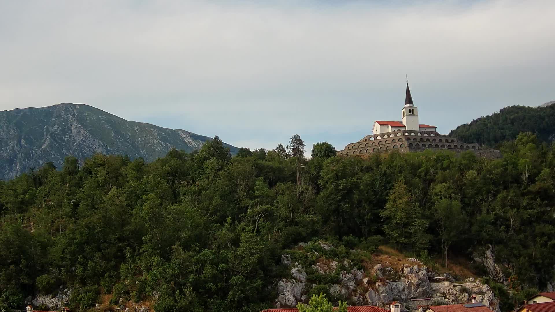 Kobarid-Webcam – Blick auf das Beinhaus aus dem 1. Weltkrieg