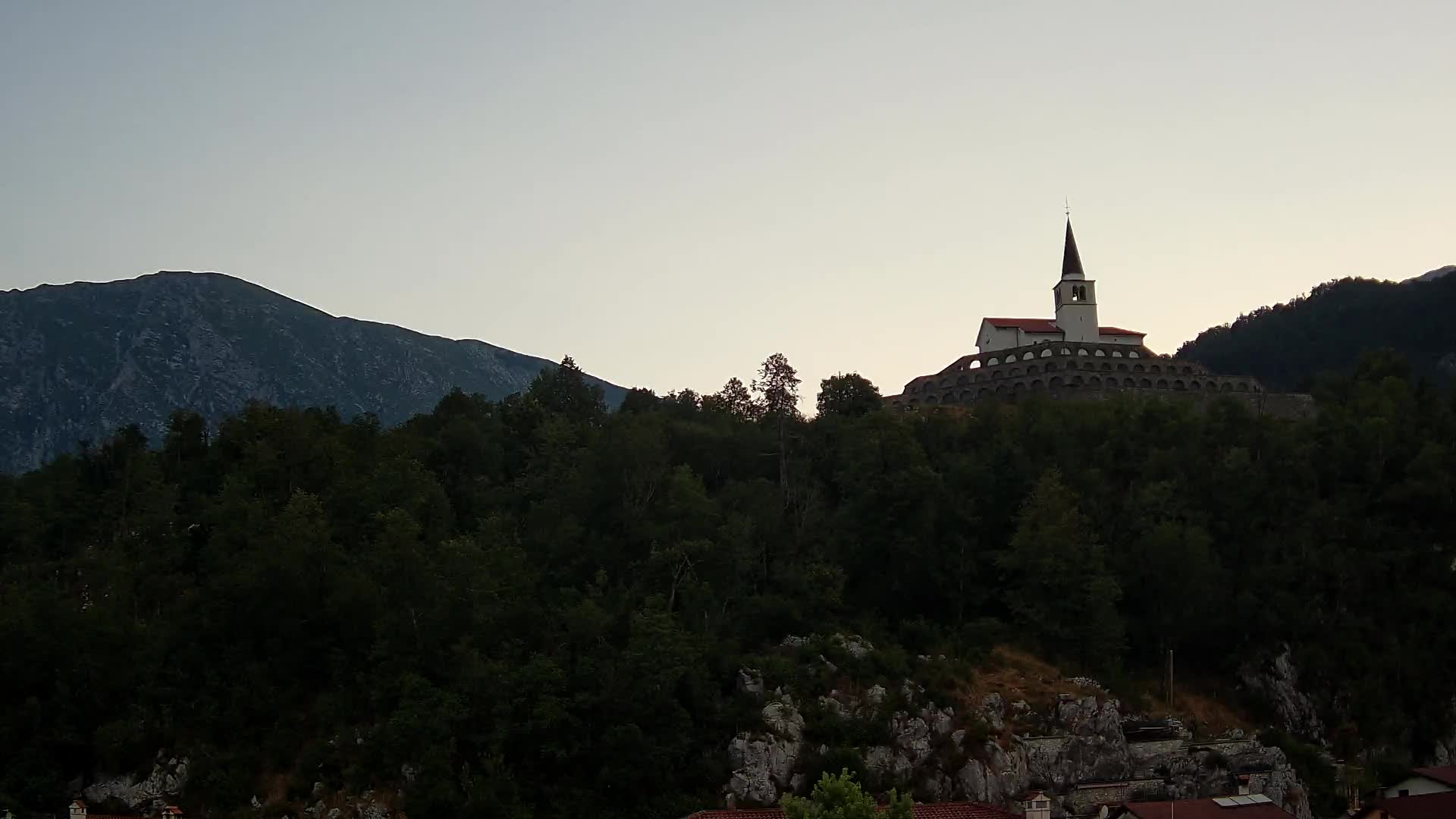 Kobarid Spletna kmera – Pogled na kostnico iz 1. svetovne vojne
