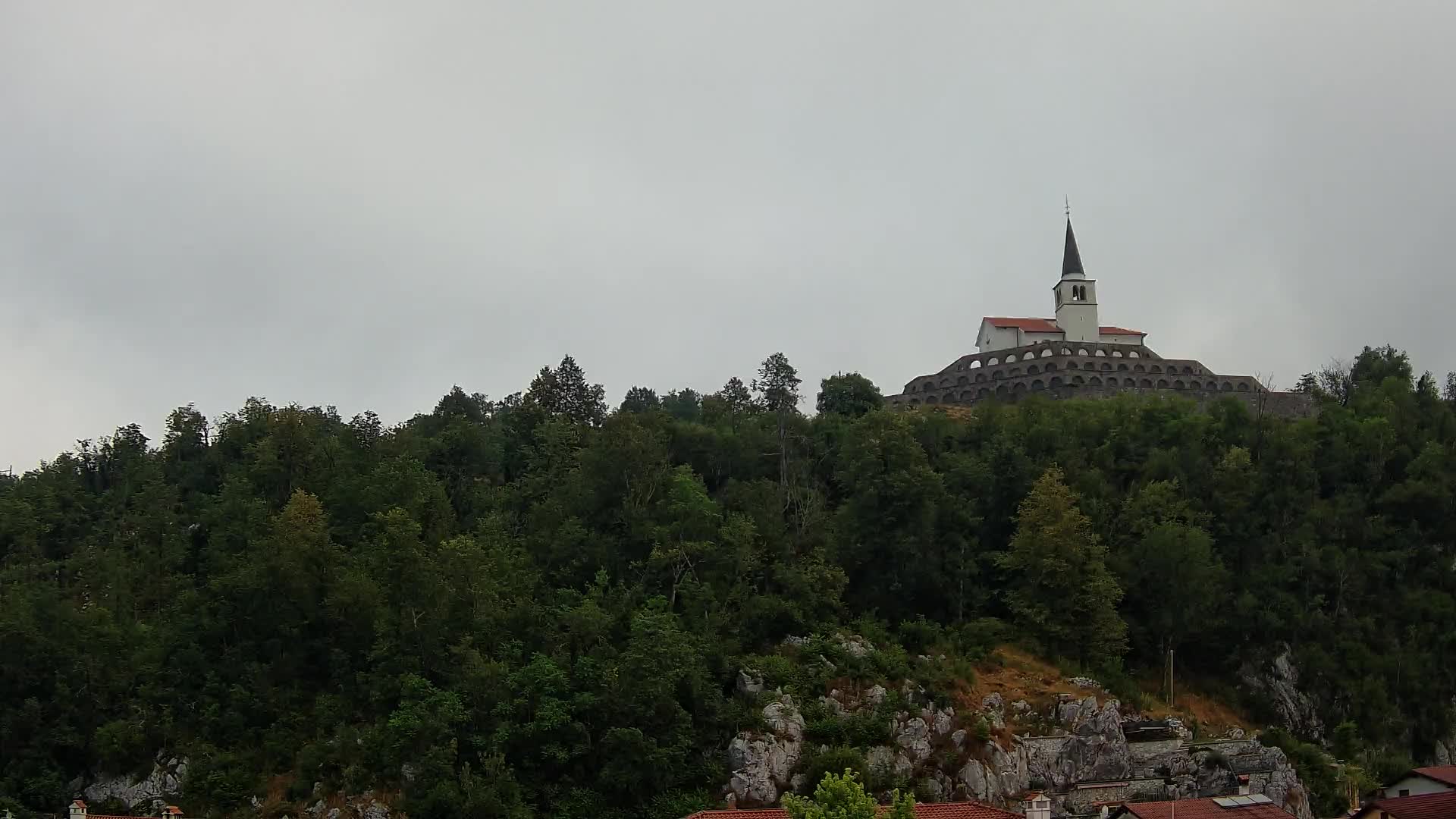 Kobarid Spletna kmera – Pogled na kostnico iz 1. svetovne vojne