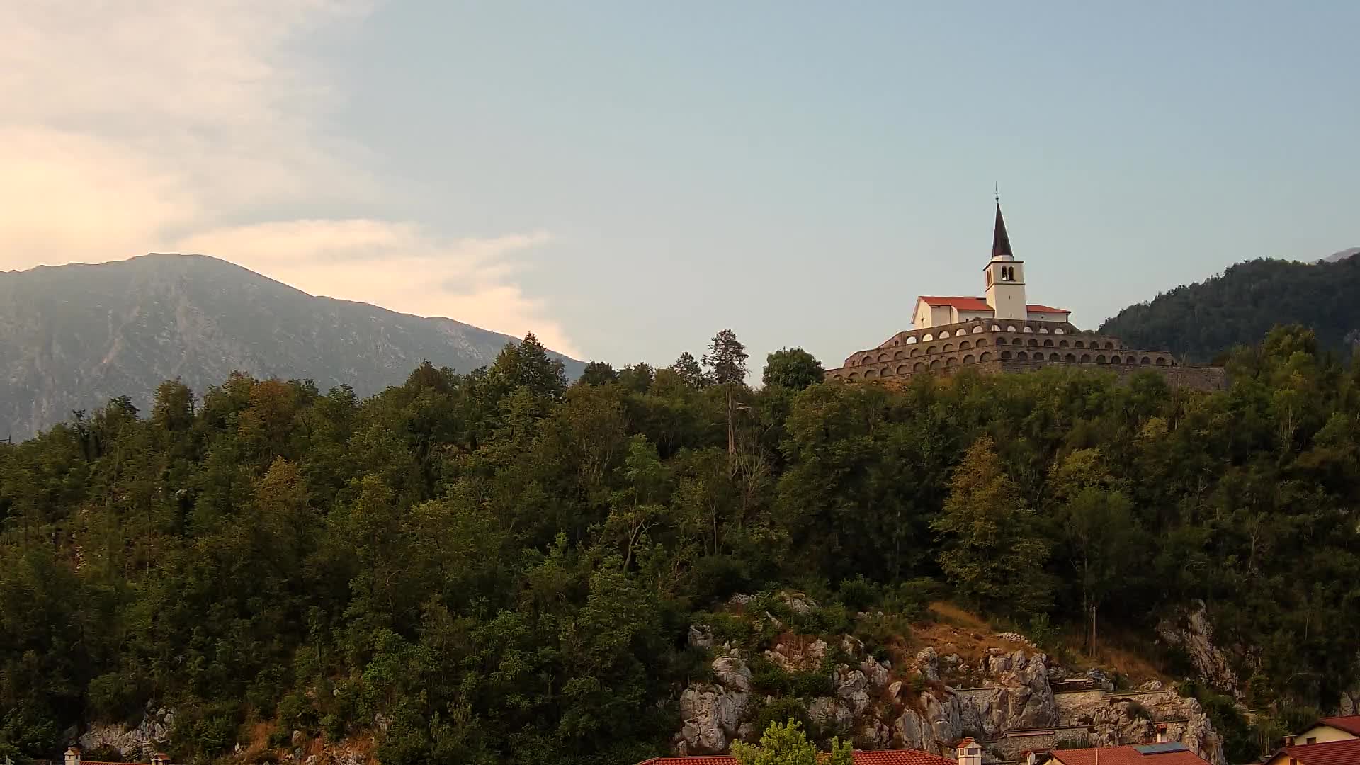 Kobarid-Webcam – Blick auf das Beinhaus aus dem 1. Weltkrieg